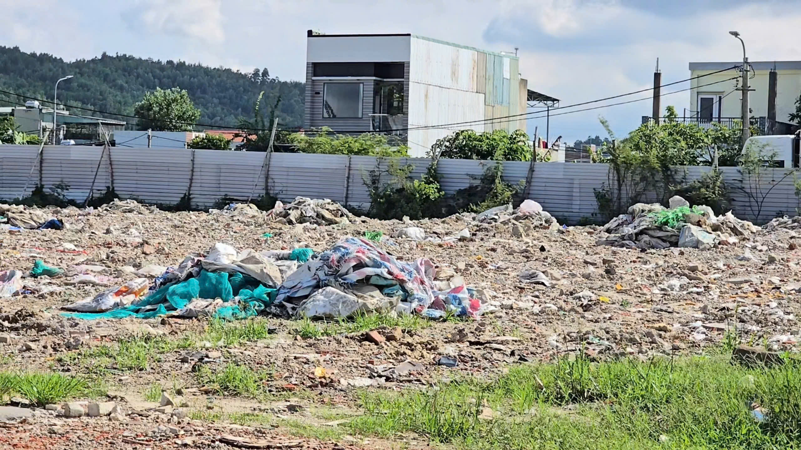 Ngang nhi&ecirc;n ch&ocirc;n lấp r&aacute;c thải, x&agrave; bần tr&ecirc;n đất c&ocirc;ng ở Đ&agrave; Nẵng- Ảnh 3.