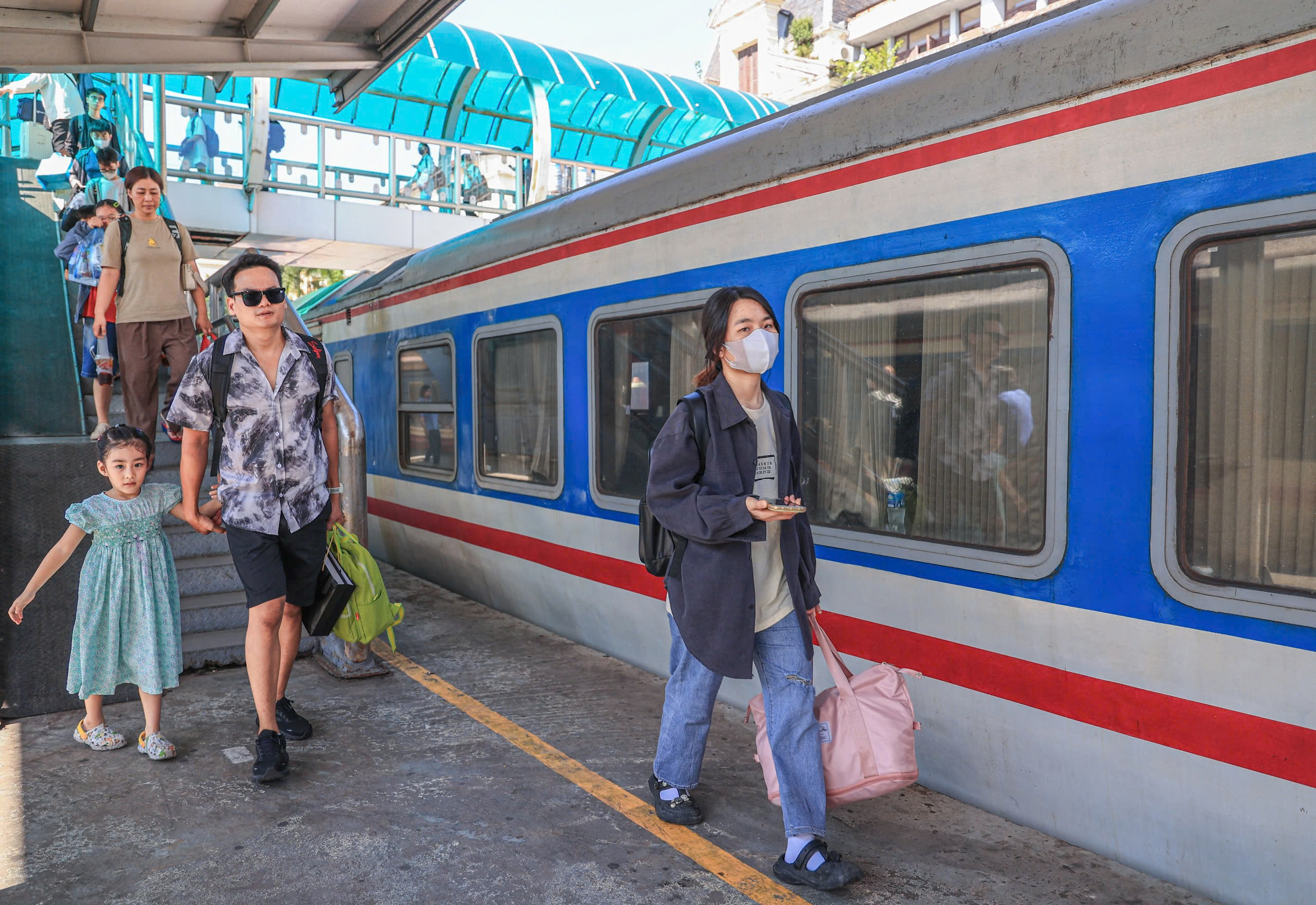 Nhiều ch&iacute;nh s&aacute;ch giảm gi&aacute; t&agrave;u Tết 2025 hấp dẫn- Ảnh 1.