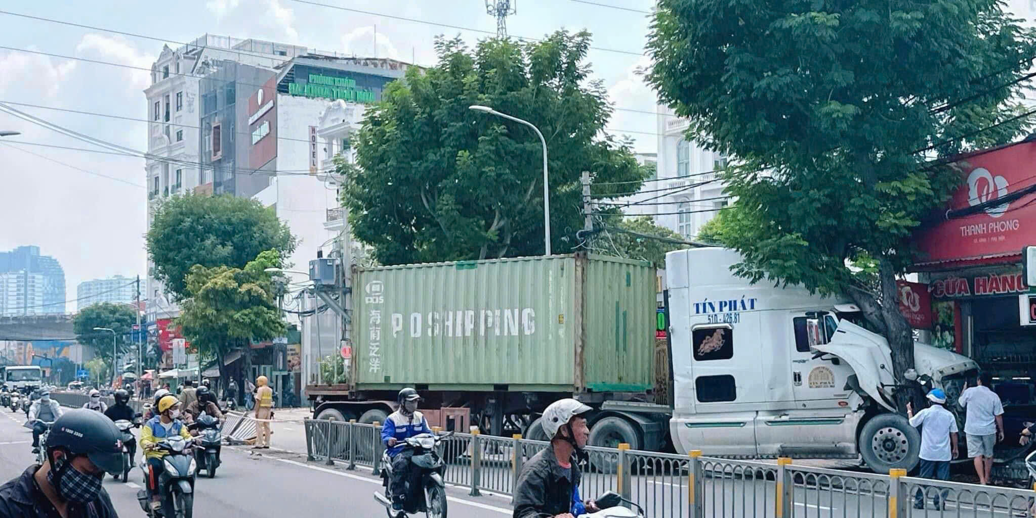 Xe container c&agrave;y n&aacute;t dải ph&acirc;n c&aacute;ch, leo vỉa h&egrave; su&yacute;t lao v&agrave;o nh&agrave; d&acirc;n- Ảnh 1.