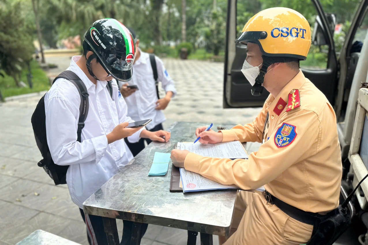 Phụ huynh, học sinh trần t&igrave;nh l&yacute; do đi xe m&aacute;y, xe điện kh&ocirc;ng đội mũ bảo hiểm- Ảnh 2.