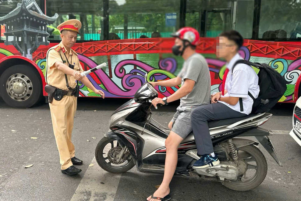 Phụ huynh, học sinh trần t&igrave;nh l&yacute; do đi xe m&aacute;y, xe điện kh&ocirc;ng đội mũ bảo hiểm- Ảnh 1.