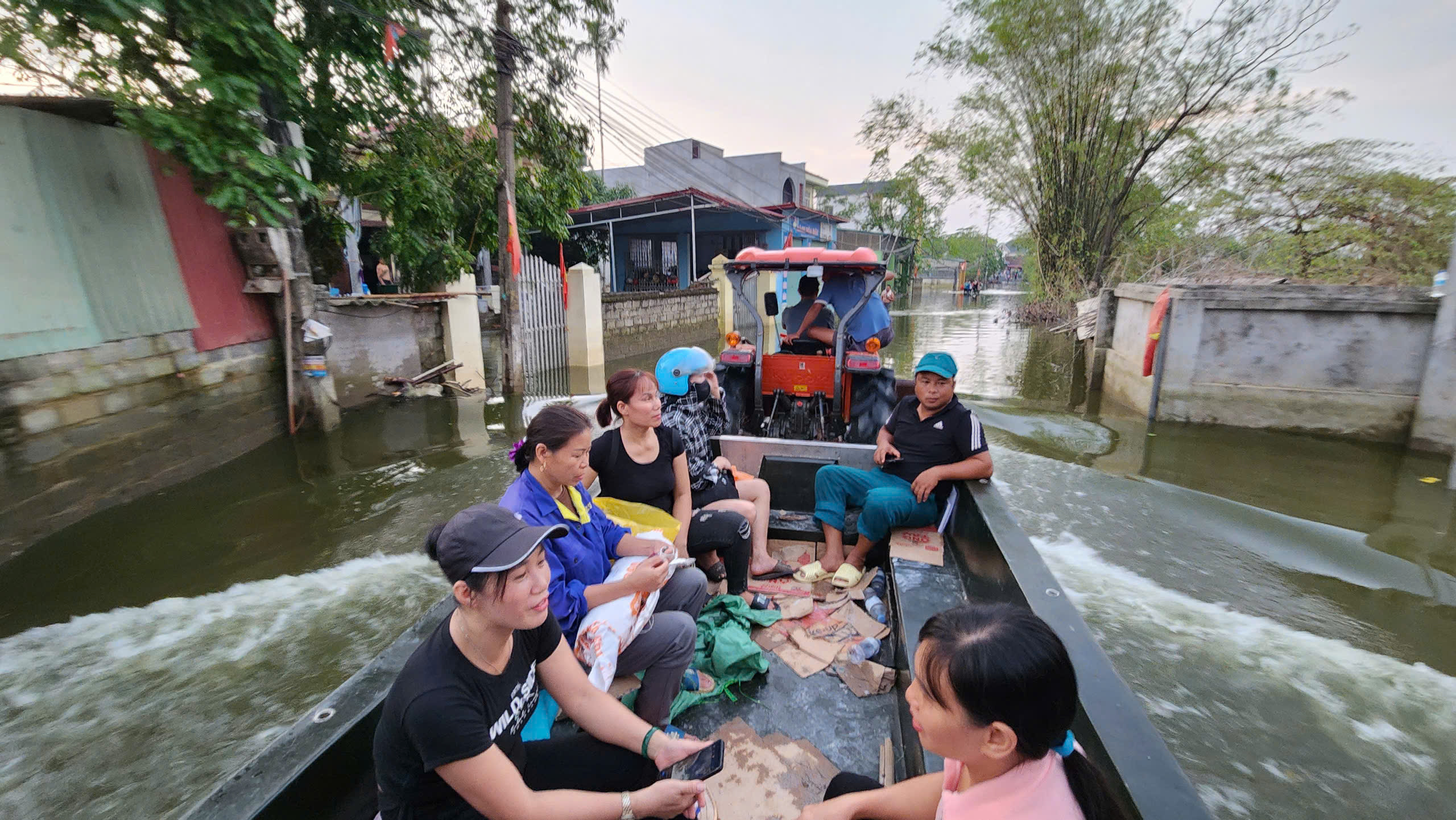 B&aacute;o Giao th&ocirc;ng v&agrave; nh&agrave; t&agrave;i trợ trao qu&agrave; cho c&aacute;c hộ d&acirc;n nửa th&aacute;ng chưa thể về nh&agrave;- Ảnh 1.