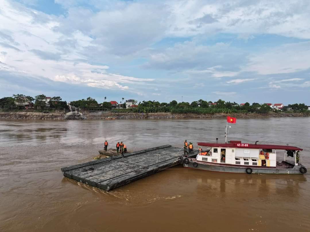 Ph&uacute; Thọ: Người d&acirc;n cần tu&acirc;n thủ g&igrave; khi qu&acirc;n đội bắc cầu phao?- Ảnh 1.