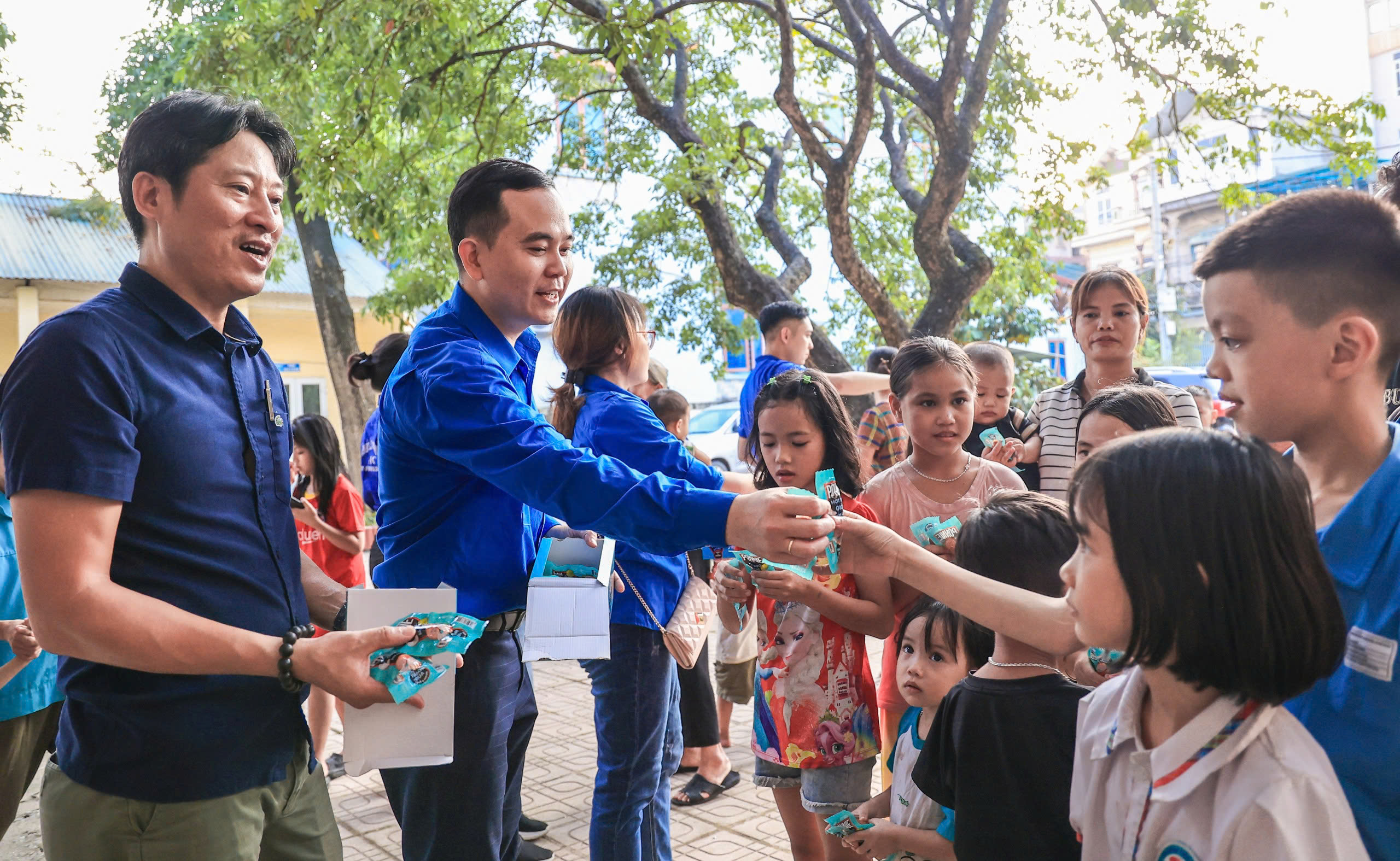 B&aacute;o Giao th&ocirc;ng v&agrave; nh&agrave; t&agrave;i trợ trao qu&agrave; cho c&aacute;c hộ d&acirc;n nửa th&aacute;ng chưa thể về nh&agrave;- Ảnh 6.