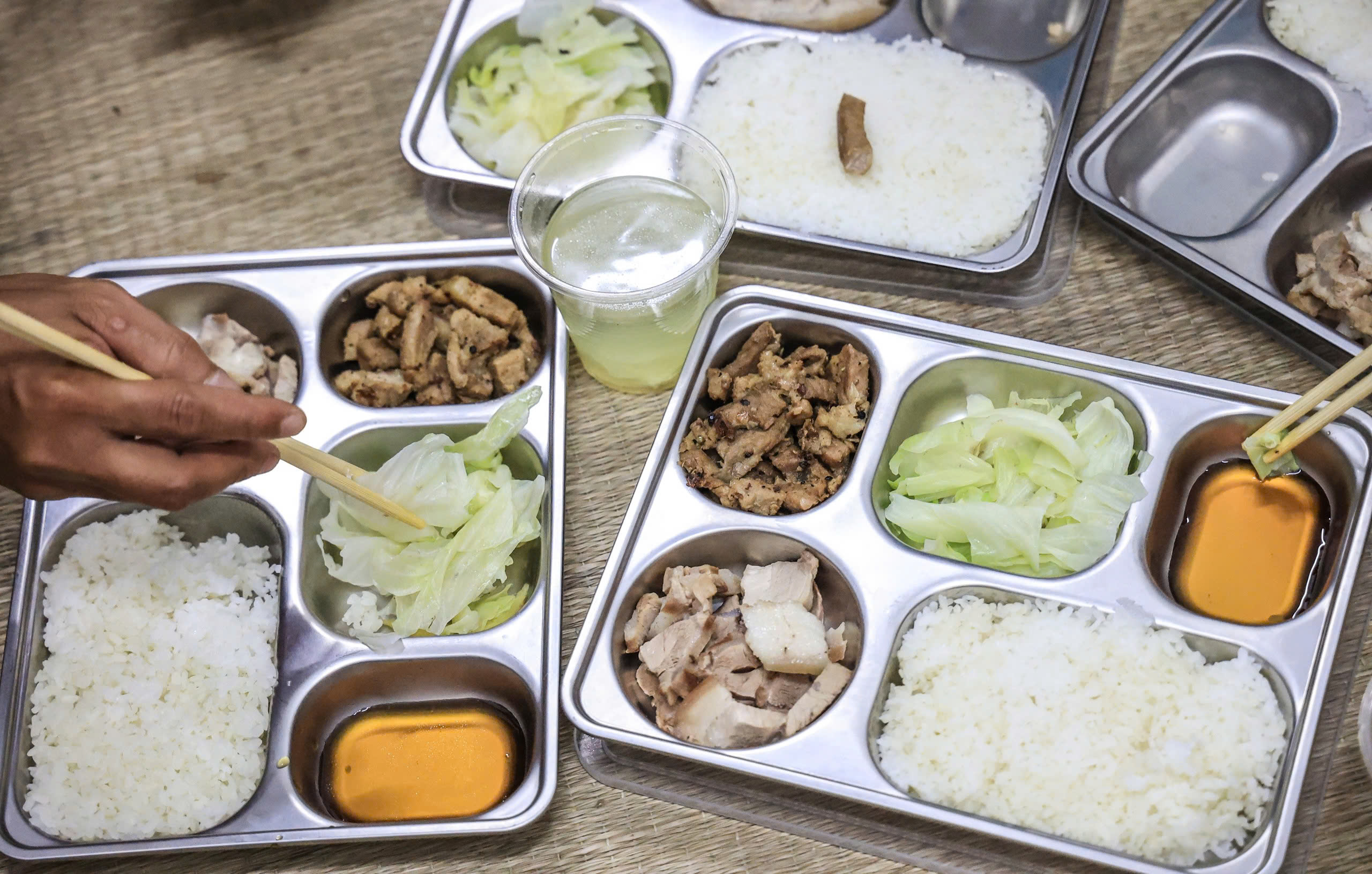 Dân vùng rốn lũ Hà Nội gần tháng ăn cơm hộp, ngủ giường tầng, chưa thể về nhà- Ảnh 8. Dân vùng rốn lũ Hà Nội gần tháng ăn cơm hộp, ngủ giường tầng, chưa thể về nhà- Ảnh 8.