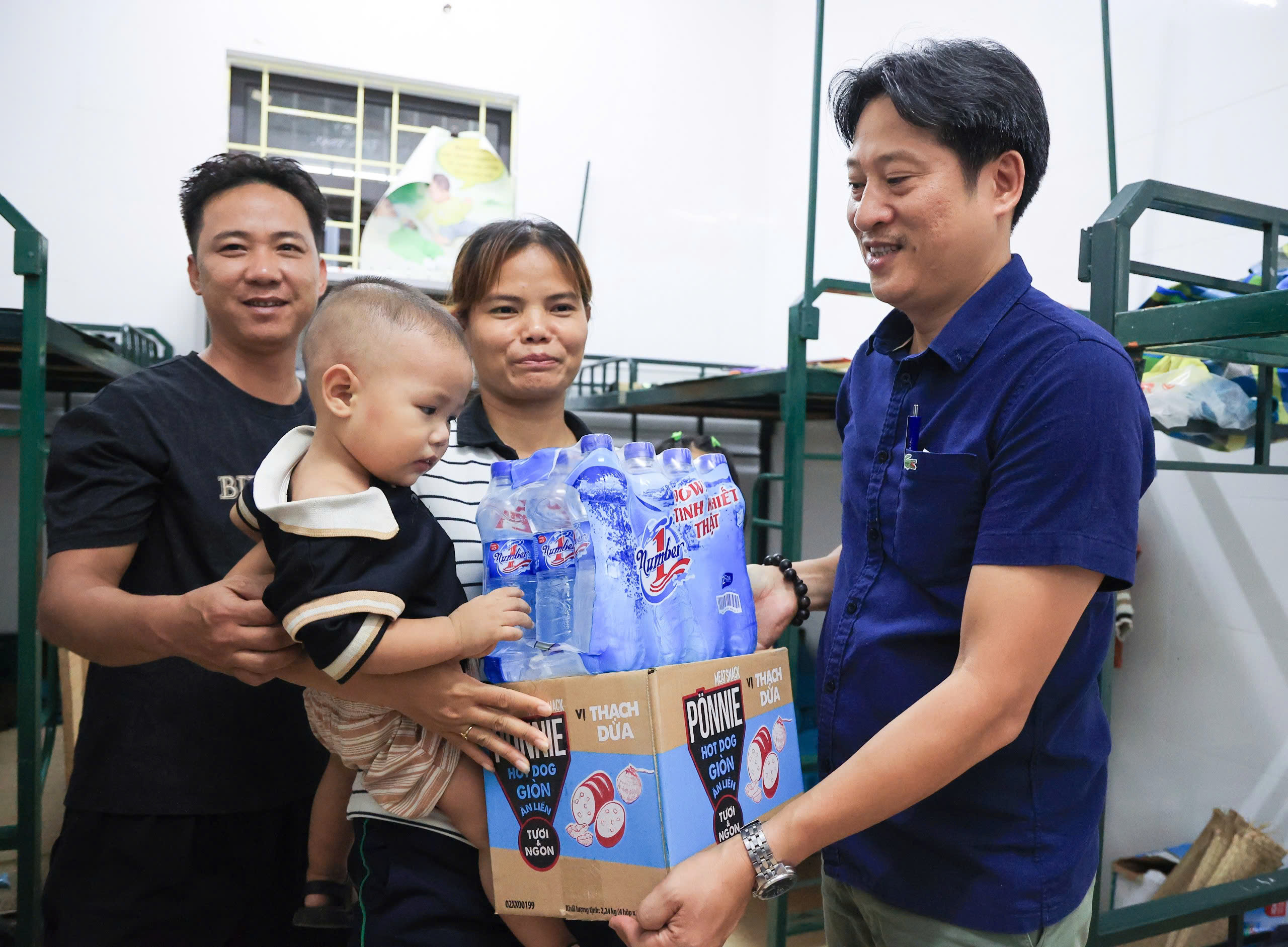 B&aacute;o Giao th&ocirc;ng v&agrave; nh&agrave; t&agrave;i trợ trao qu&agrave; cho c&aacute;c hộ d&acirc;n nửa th&aacute;ng chưa thể về nh&agrave;- Ảnh 8.
