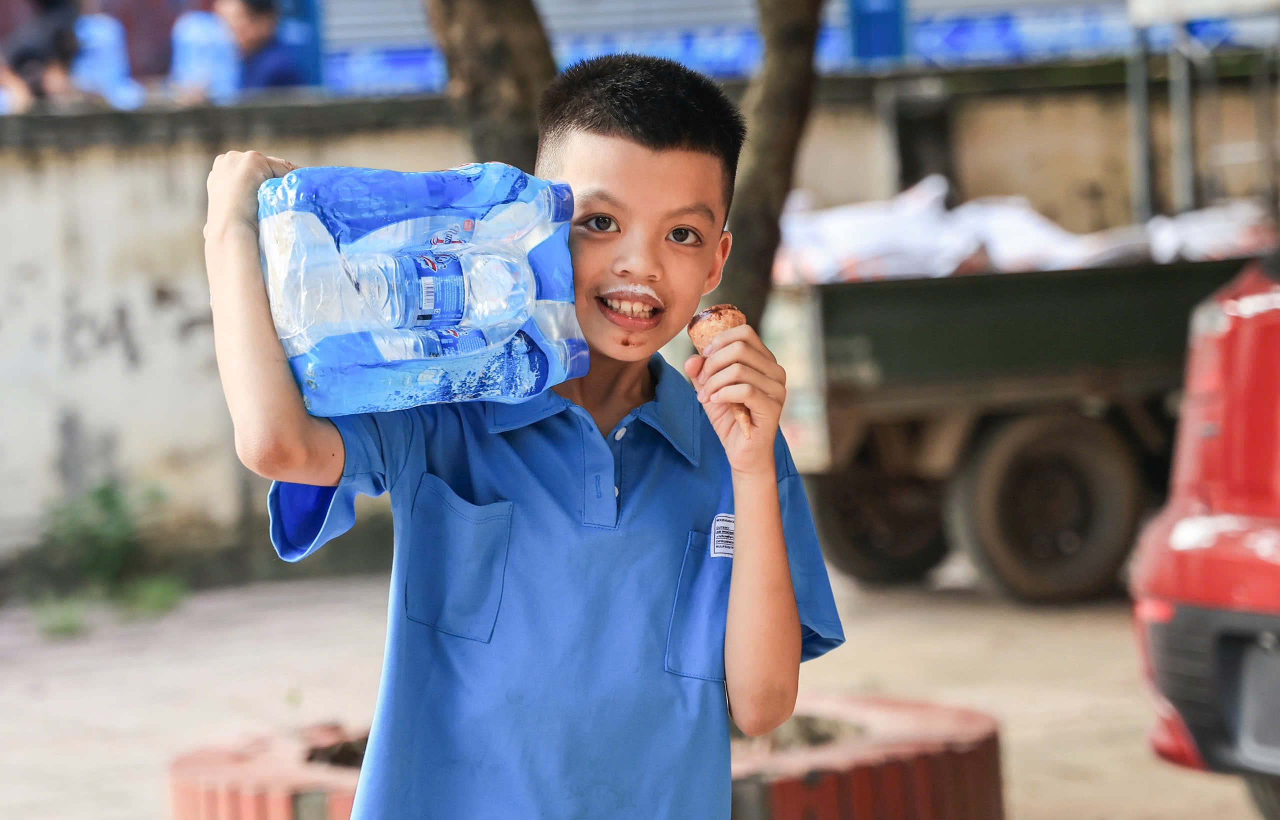 B&aacute;o Giao th&ocirc;ng v&agrave; nh&agrave; t&agrave;i trợ trao qu&agrave; cho c&aacute;c hộ d&acirc;n nửa th&aacute;ng chưa thể về nh&agrave;- Ảnh 11.