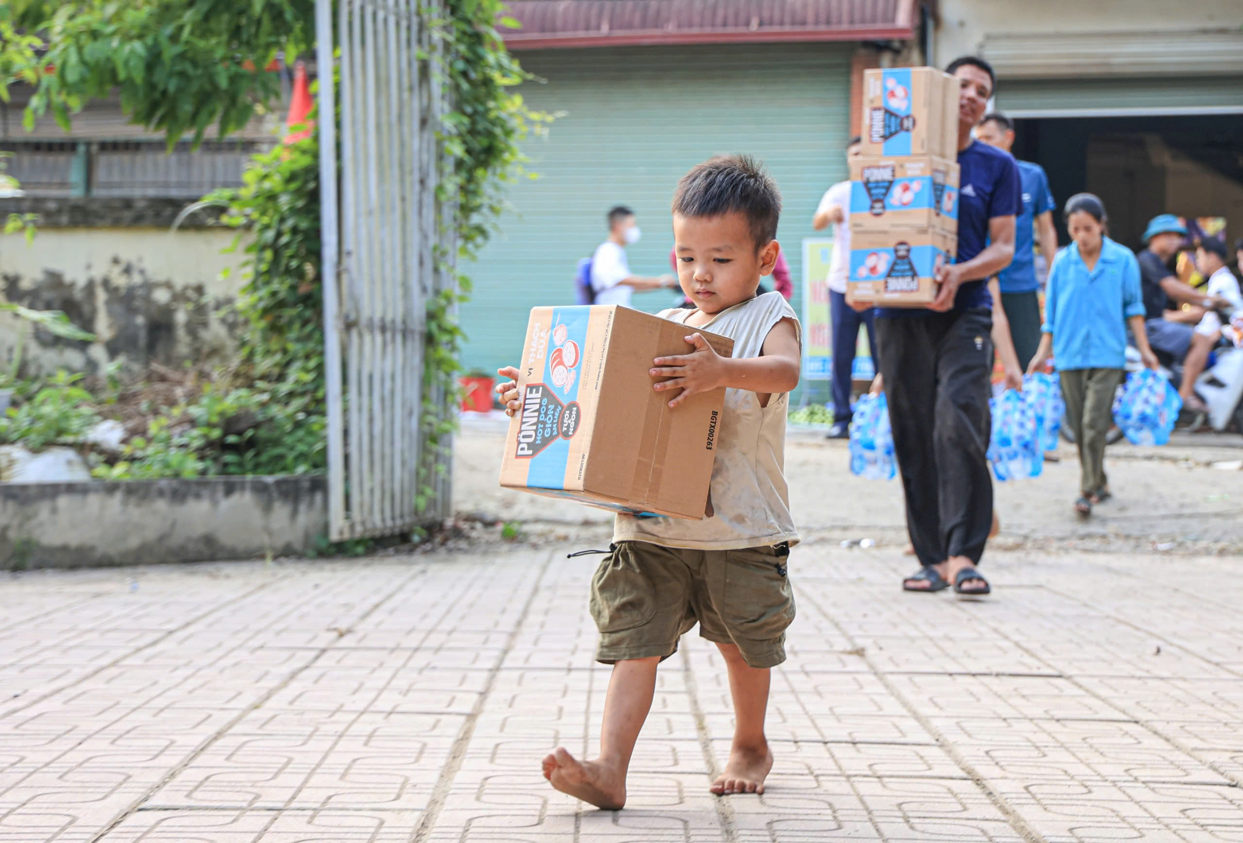 B&aacute;o Giao th&ocirc;ng v&agrave; nh&agrave; t&agrave;i trợ trao qu&agrave; cho c&aacute;c hộ d&acirc;n nửa th&aacute;ng chưa thể về nh&agrave;- Ảnh 10.