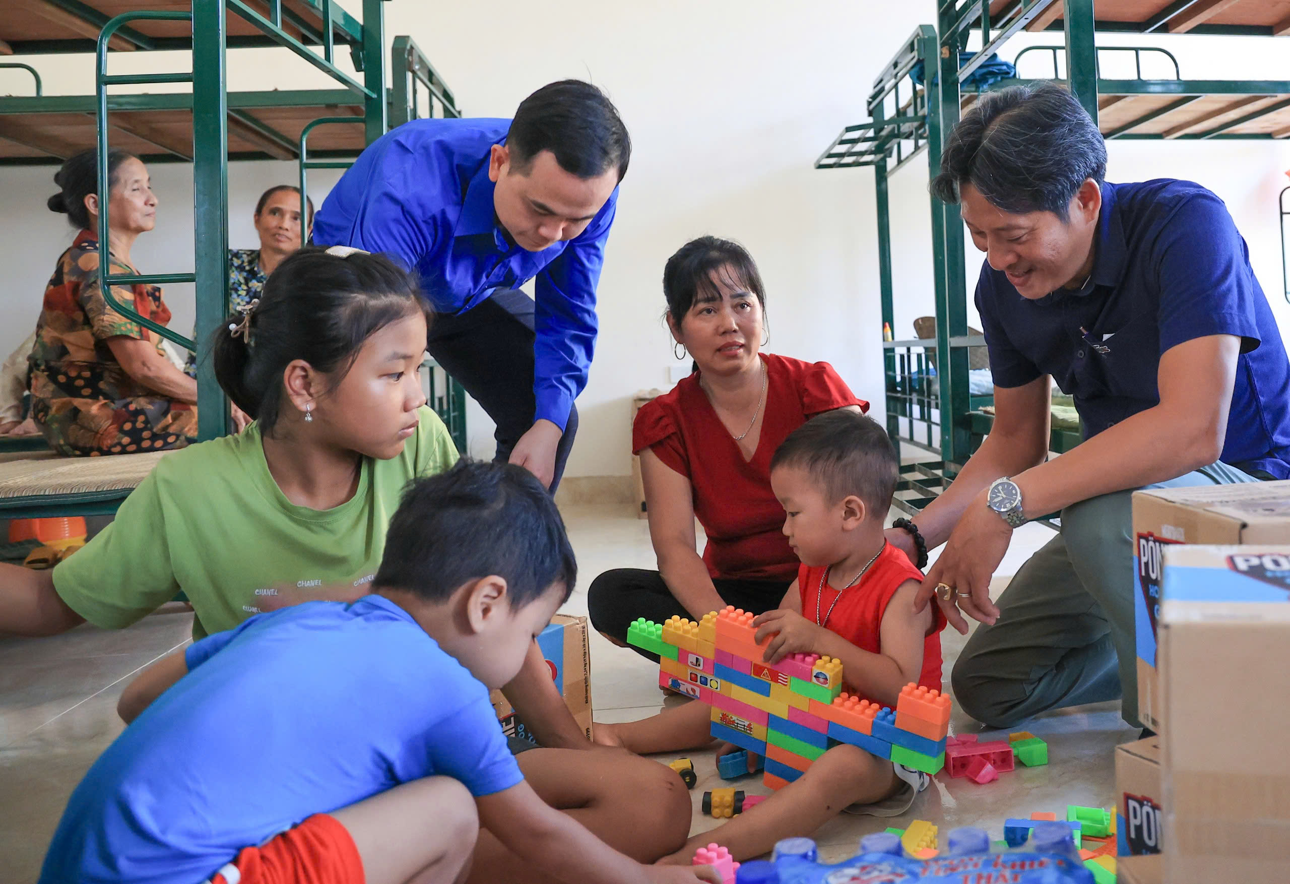 B&aacute;o Giao th&ocirc;ng v&agrave; nh&agrave; t&agrave;i trợ trao qu&agrave; cho c&aacute;c hộ d&acirc;n nửa th&aacute;ng chưa thể về nh&agrave;- Ảnh 9.