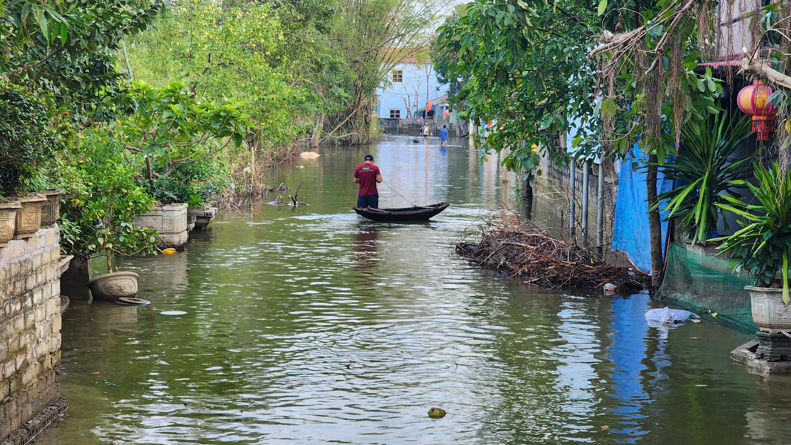 B&aacute;o Giao th&ocirc;ng v&agrave; nh&agrave; t&agrave;i trợ trao qu&agrave; cho c&aacute;c hộ d&acirc;n nửa th&aacute;ng chưa thể về nh&agrave;- Ảnh 2.