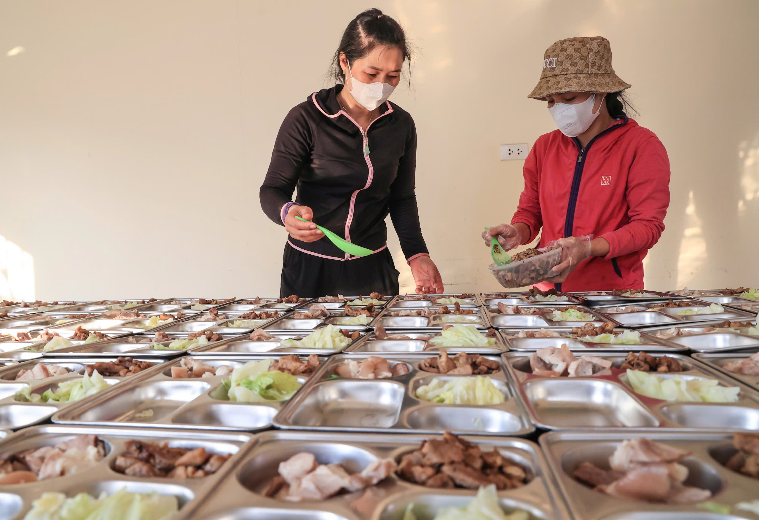 Dân vùng rốn lũ Hà Nội gần tháng ăn cơm hộp, ngủ giường tầng, chưa thể về nhà- Ảnh 2. Dân vùng rốn lũ Hà Nội gần tháng ăn cơm hộp, ngủ giường tầng, chưa thể về nhà- Ảnh 2.