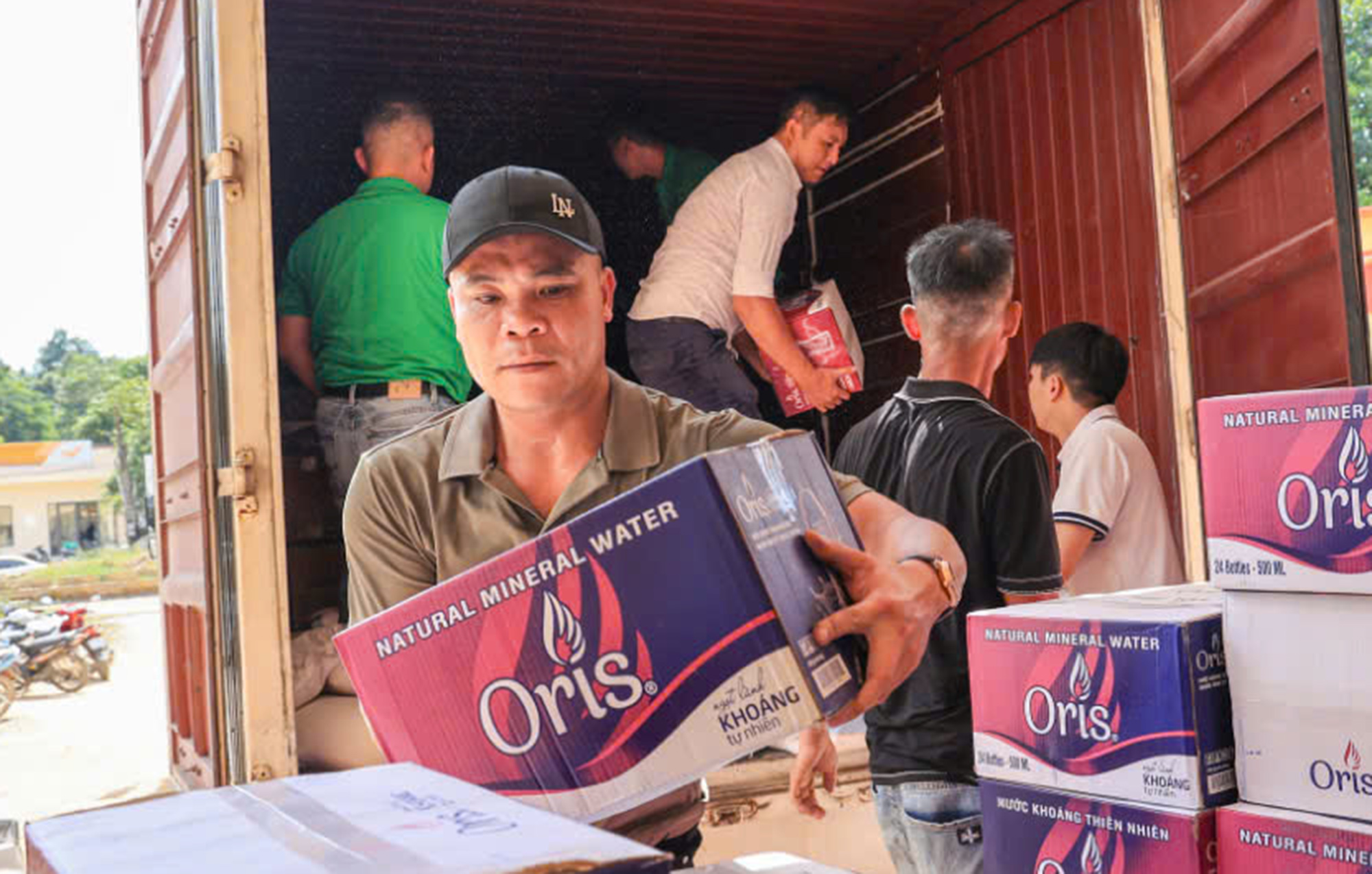 "Nghĩa đồng b&agrave;o" trong m&ugrave;a lũ: H&agrave;nh tr&igrave;nh 15 ng&agrave;y chở miễn ph&iacute; hơn 300 tấn h&agrave;ng - Ảnh 8.