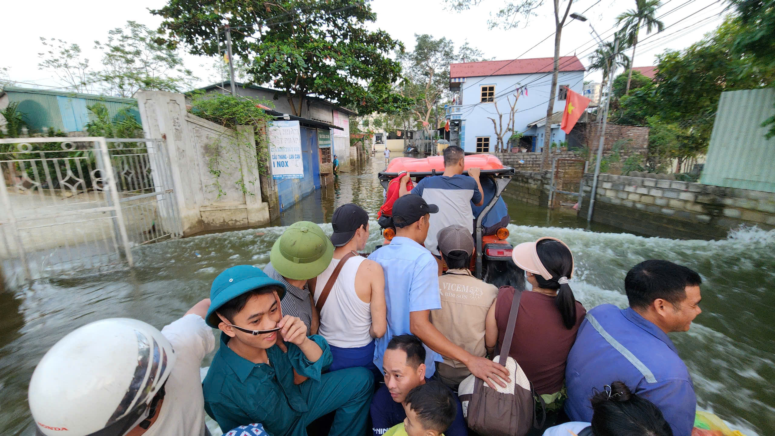B&aacute;o Giao th&ocirc;ng v&agrave; nh&agrave; t&agrave;i trợ trao qu&agrave; cho c&aacute;c hộ d&acirc;n nửa th&aacute;ng chưa thể về nh&agrave;- Ảnh 3.