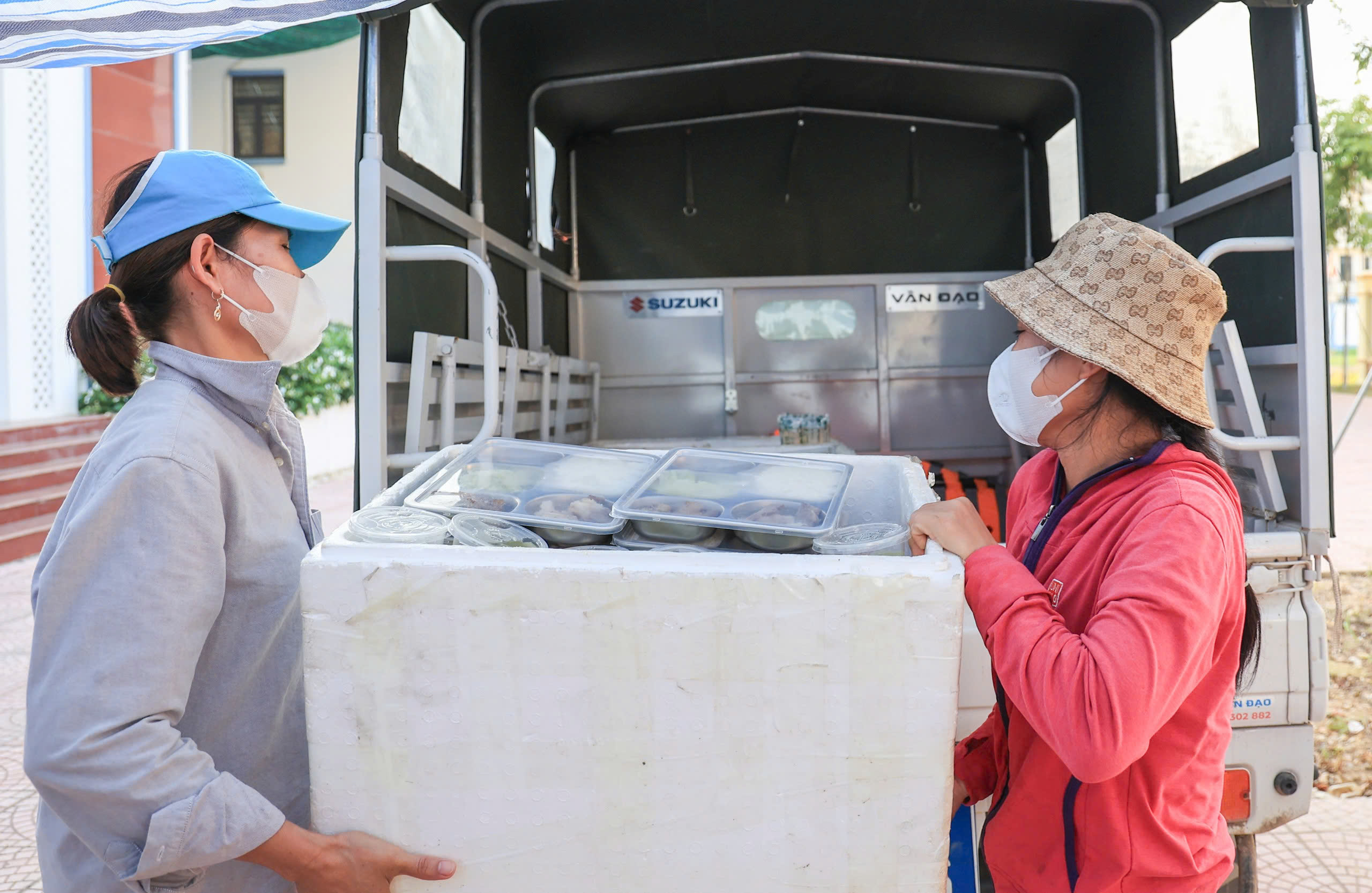 Dân vùng rốn lũ Hà Nội gần tháng ăn cơm hộp, ngủ giường tầng, chưa thể về nhà- Ảnh 4. Dân vùng rốn lũ Hà Nội gần tháng ăn cơm hộp, ngủ giường tầng, chưa thể về nhà- Ảnh 4.