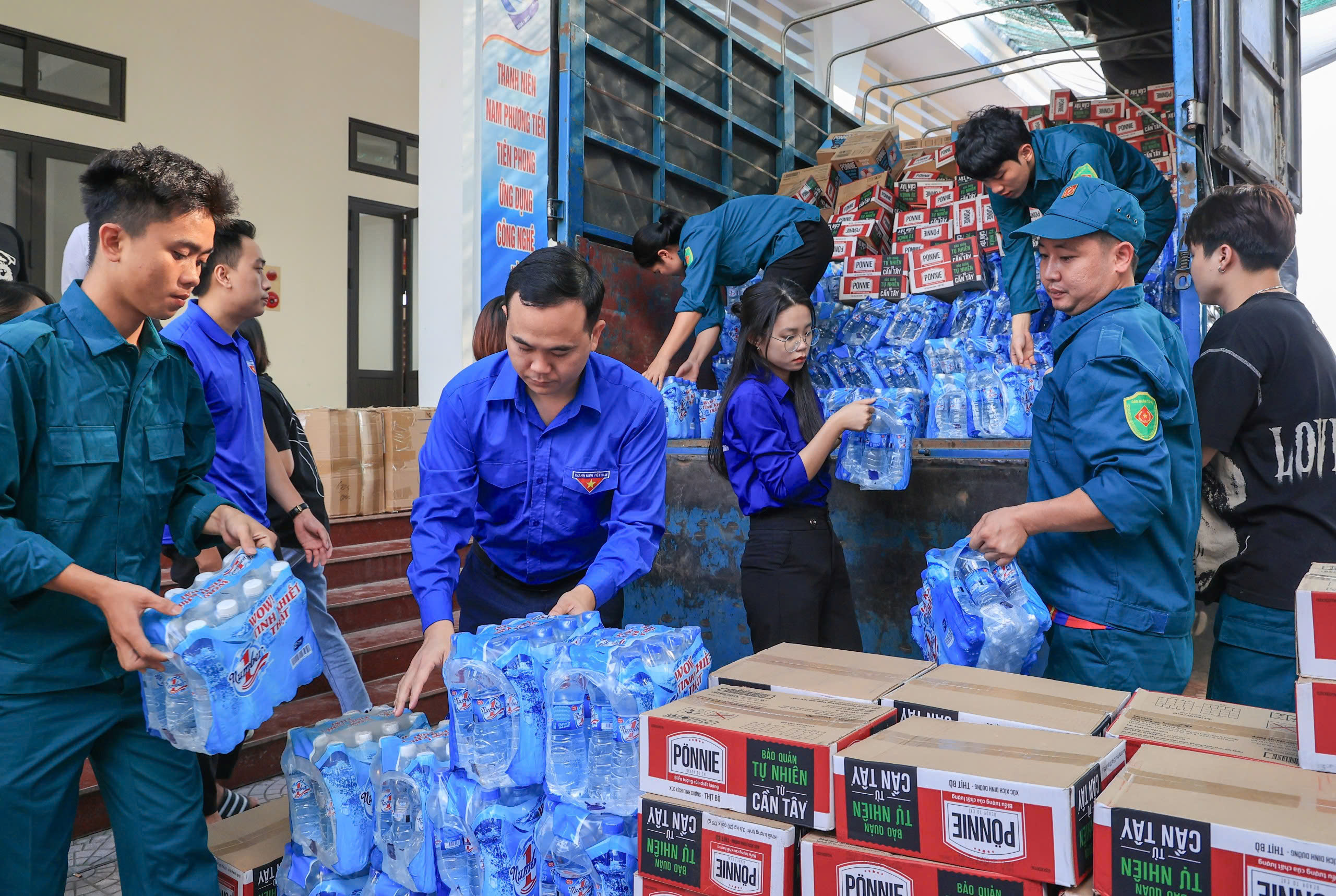 B&aacute;o Giao th&ocirc;ng v&agrave; nh&agrave; t&agrave;i trợ trao qu&agrave; cho c&aacute;c hộ d&acirc;n nửa th&aacute;ng chưa thể về nh&agrave;- Ảnh 4.