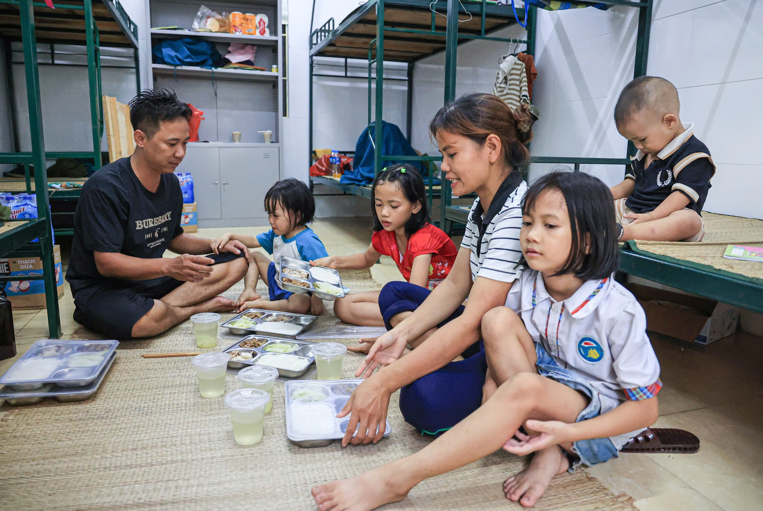 Dân vùng rốn lũ Hà Nội gần tháng ăn cơm hộp, ngủ giường tầng, chưa thể về nhà- Ảnh 7. Dân vùng rốn lũ Hà Nội gần tháng ăn cơm hộp, ngủ giường tầng, chưa thể về nhà- Ảnh 7.