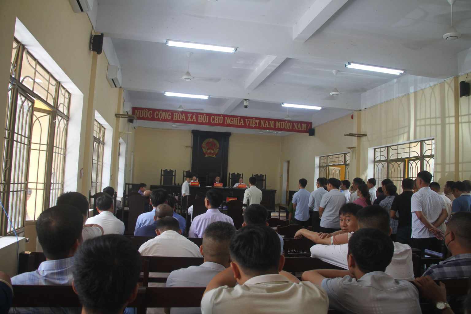 Quảng Nam: 27 c&aacute;n bộ, nh&acirc;n vi&ecirc;n Trung t&acirc;m Đăng kiểm xe cơ giới 92 -02D lĩnh &aacute;n- Ảnh 1.