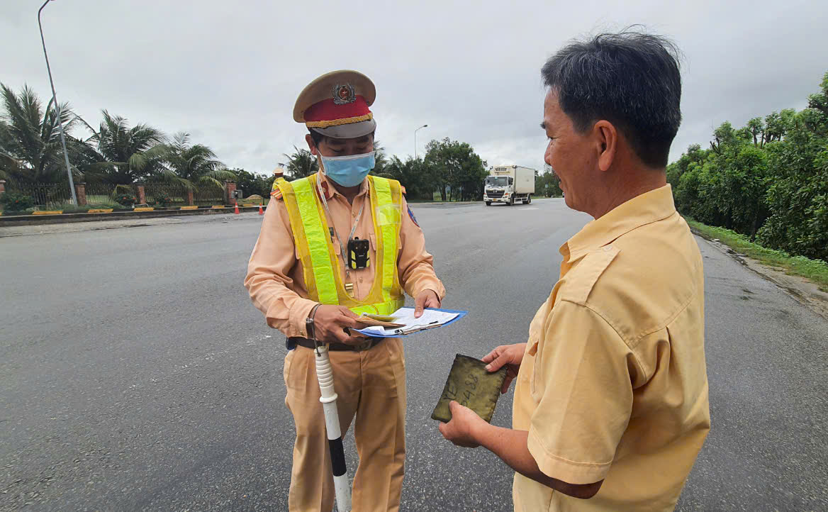 L&aacute;i xe đầu k&eacute;o sau khi uống bia, người đ&agrave;n &ocirc;ng bị phạt 36 triệu đồng- Ảnh 1.