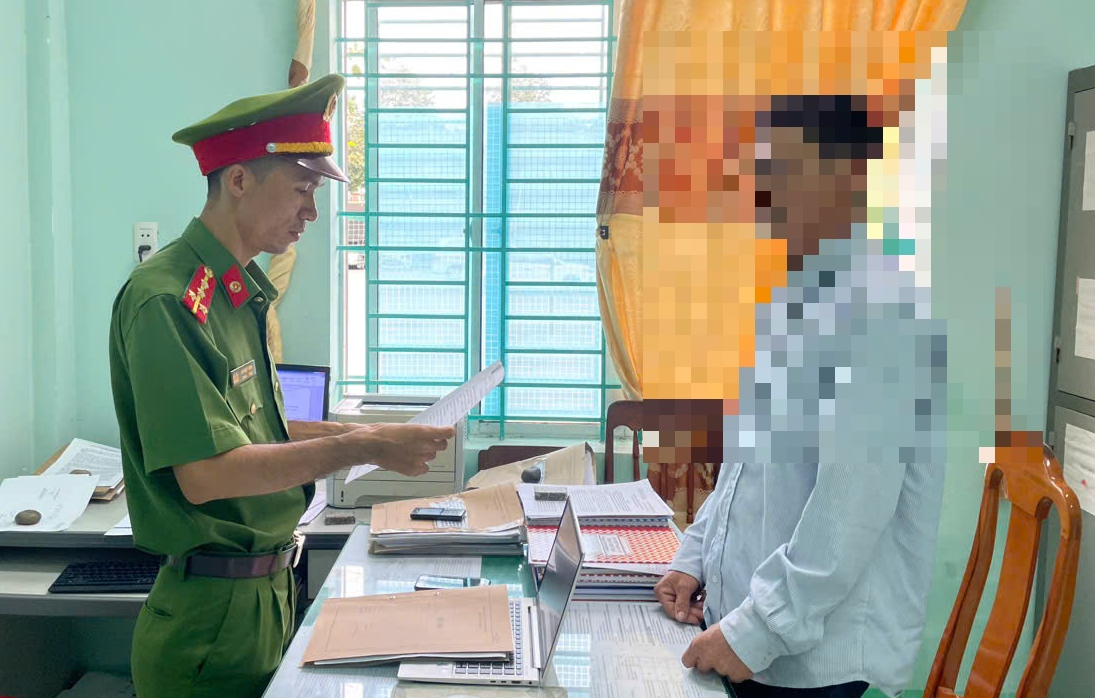 Kh&ocirc;ng nhường đường g&acirc;y tai nạn giao th&ocirc;ng, người đ&agrave;n &ocirc;ng bị khởi tố- Ảnh 1.
