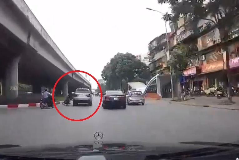 Va chạm với 2 xe l&uacute;c sang đường, cụ &ocirc;ng đi bộ tử vong- Ảnh 1.