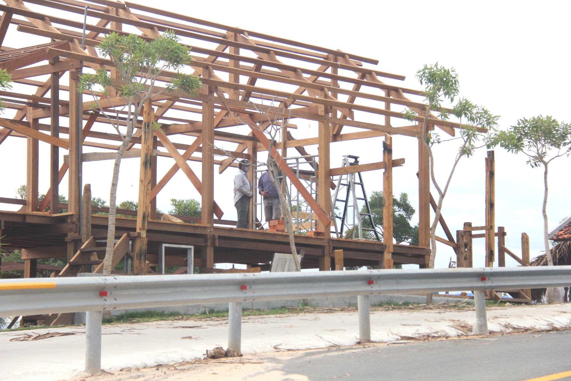 Tháo dỡ nhà hàng, khách sạn xây dựng trái phép ở Bình Thuận trong tháng 9- Ảnh 3. Tháo dỡ nhà hàng, khách sạn xây dựng trái phép ở Bình Thuận trong tháng 9- Ảnh 3.