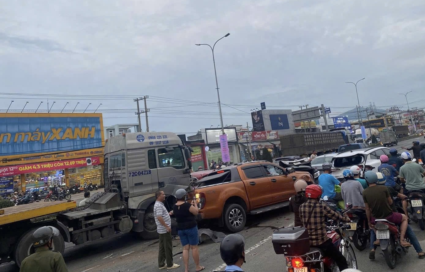 T&aacute;m xe va chạm li&ecirc;n ho&agrave;n g&acirc;y &ugrave;n tắc gần 5km tr&ecirc;n QL51- Ảnh 1.