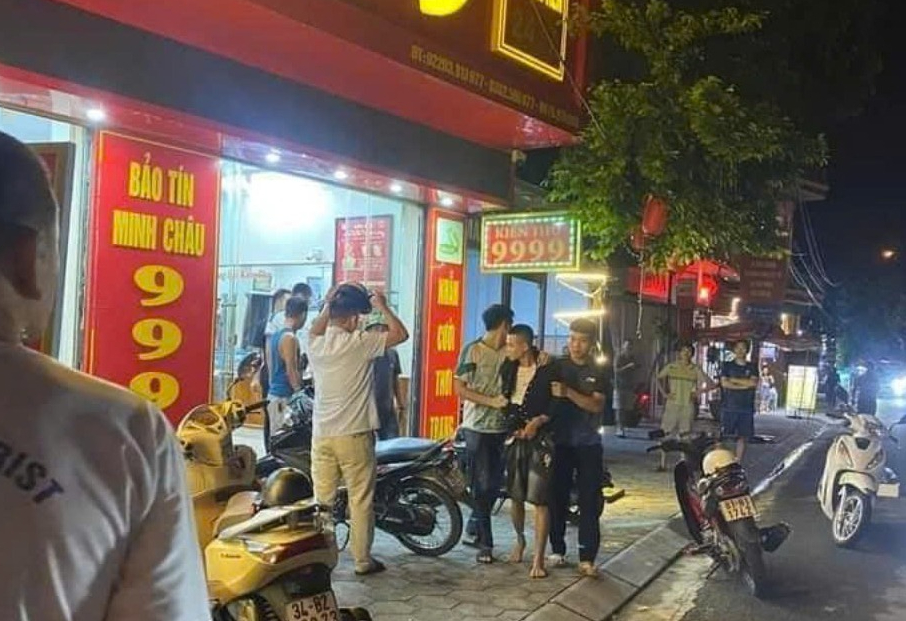 Khởi tố vụ &aacute;n d&ugrave;ng dao uy hiếp, cướp tiệm v&agrave;ng ở Hải Dương- Ảnh 1.