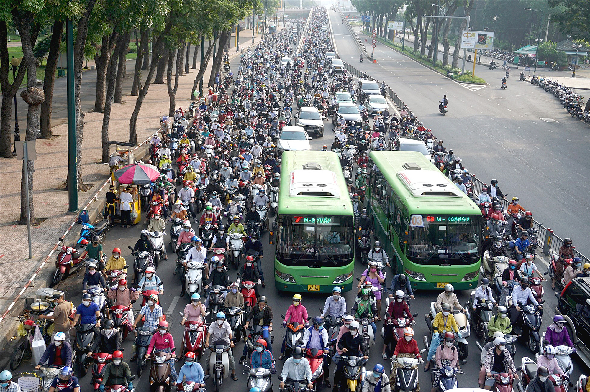 Loạt giải pháp hóa giải ùn tắc ở TP.HCM- Ảnh 2. Loạt giải pháp hóa giải ùn tắc ở TP.HCM- Ảnh 2.