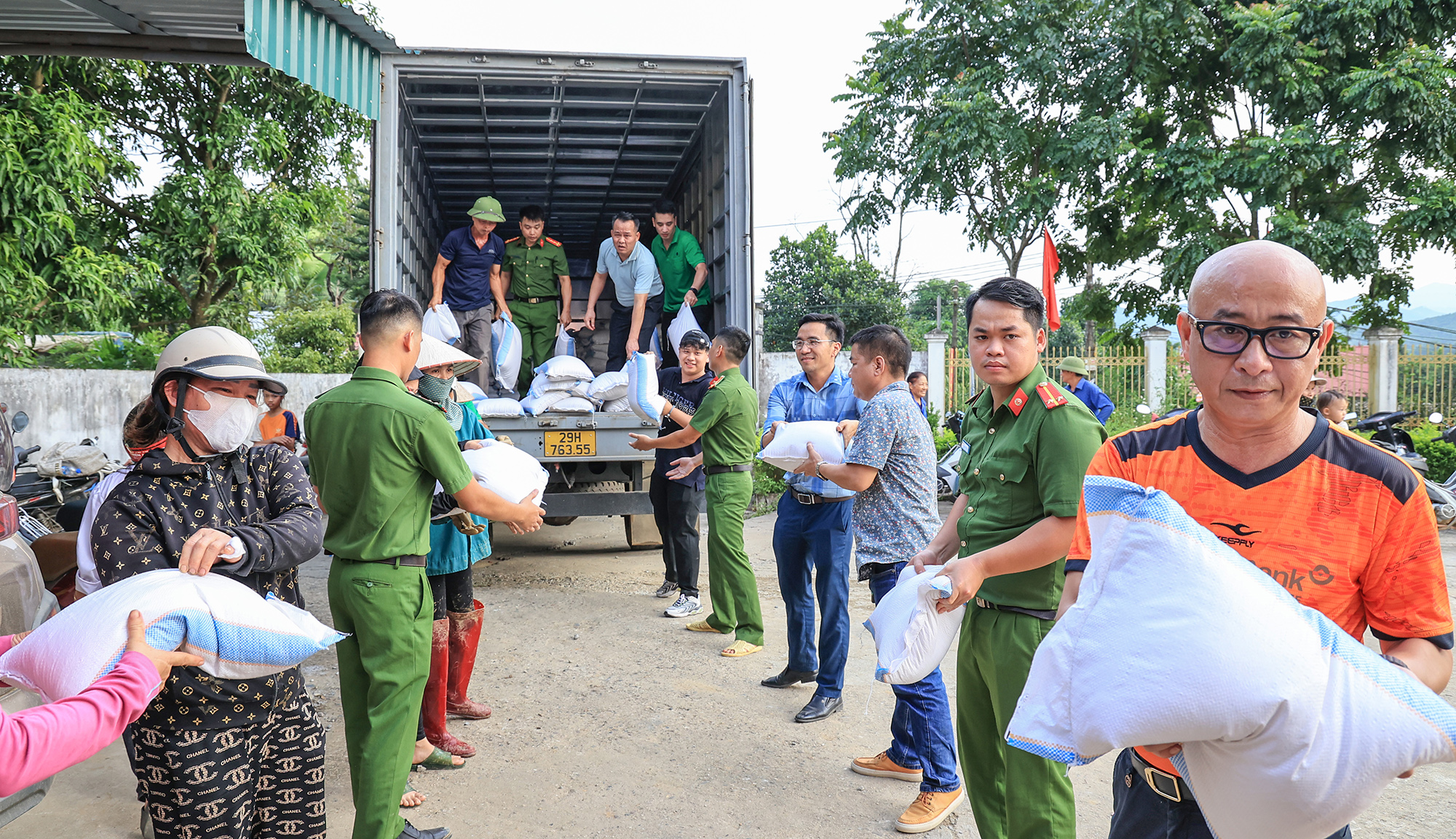 "Nghĩa đồng b&agrave;o" trong m&ugrave;a lũ: H&agrave;nh tr&igrave;nh 15 ng&agrave;y chở miễn ph&iacute; hơn 300 tấn h&agrave;ng - Ảnh 6.