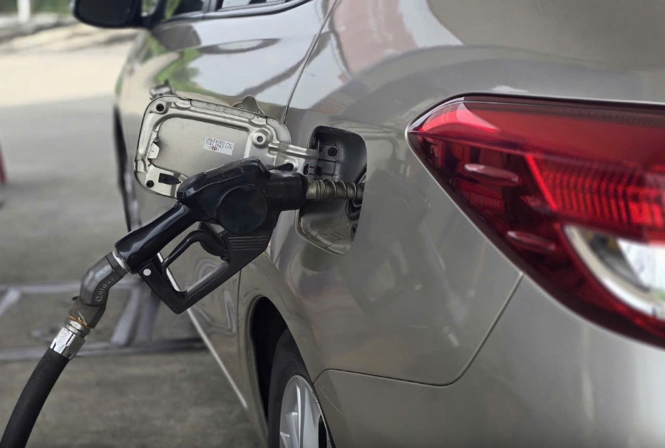 Xăng dầu tăng gi&aacute;, RON 95 vượt 20.000 đồng/l&iacute;t- Ảnh 1.