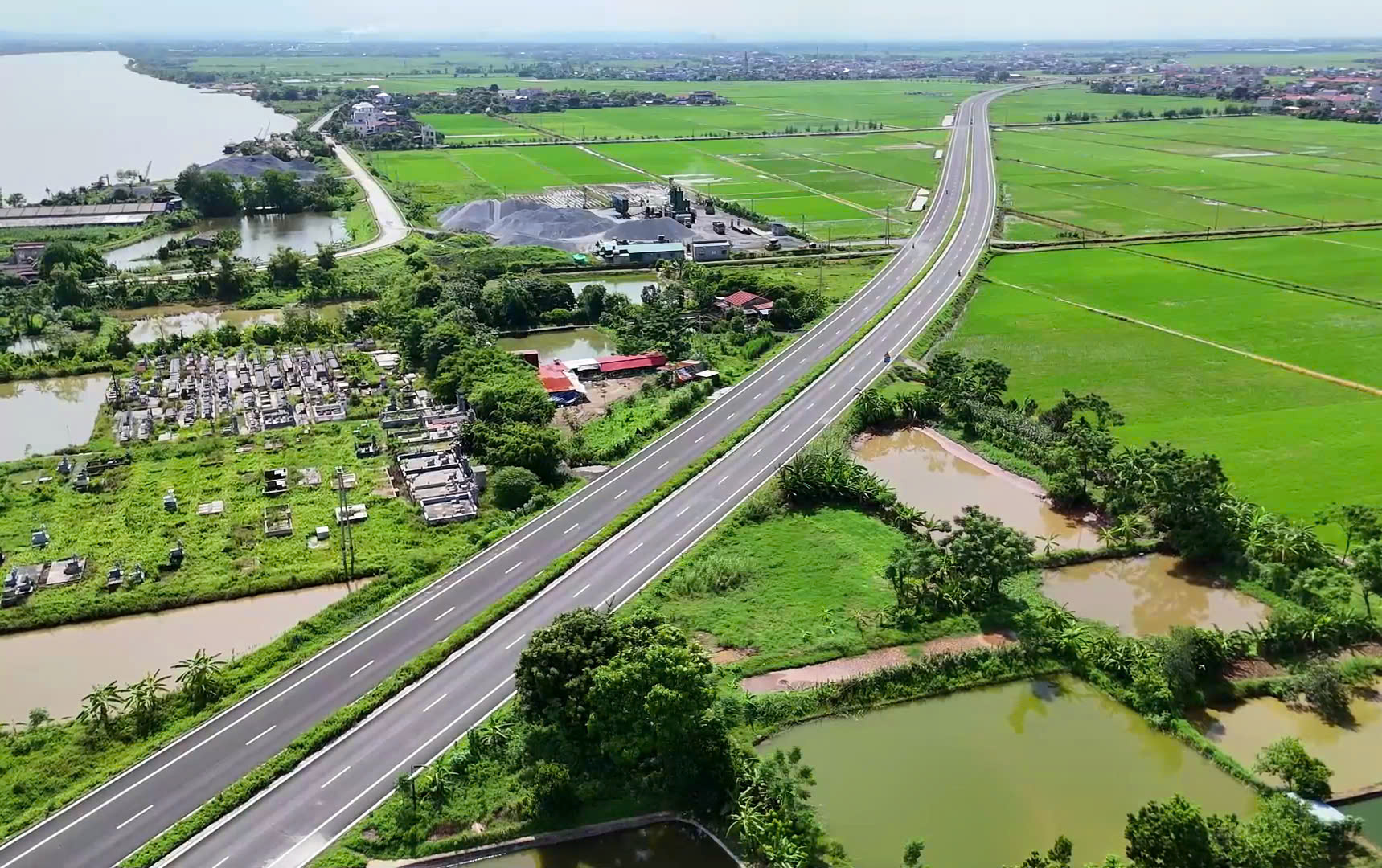 Tăng tốc thi c&ocirc;ng dự &aacute;n đường trục ph&aacute;t triển d&agrave;i 46km ở Nam Định- Ảnh 1.
