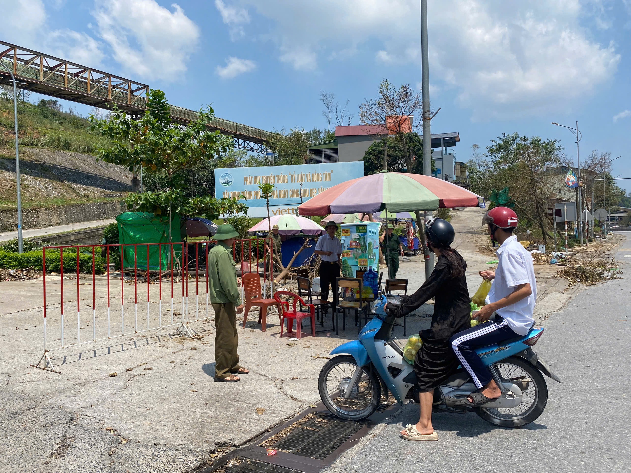 Quảng Ninh c&ocirc;ng bố t&igrave;nh huống khẩn cấp về thi&ecirc;n tai với điểm sạt trượt đất đ&aacute; ở Cẩm Phả- Ảnh 3.