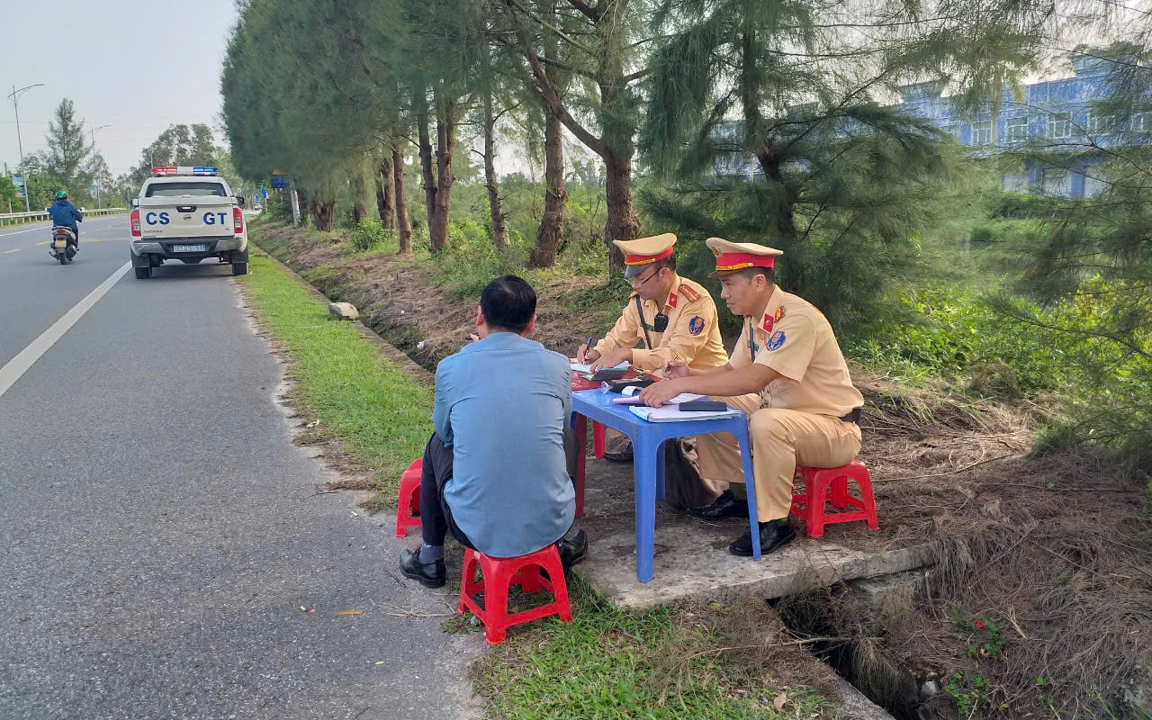 Vi phạm nồng độ cồn vượt mức kịch khung, t&agrave;i xế &ocirc; t&ocirc; đổi l&aacute;i vẫn kh&ocirc;ng tho&aacute;t