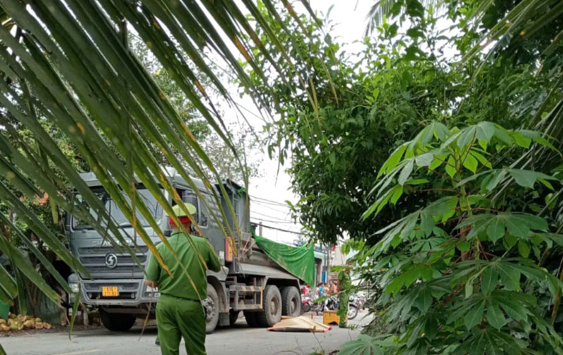 Hiện trường vụ tai nạn khiến người phụ nữ tử vong thương t&acirc;m.