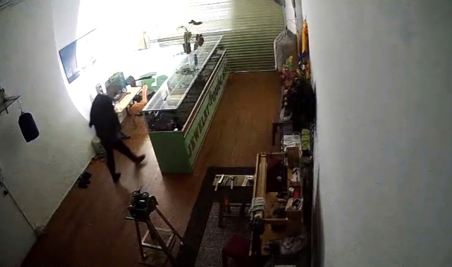 Chiếc camera b&iacute; ẩn ghi lại cảnh t&ecirc;n trộm khoắng sạch tiệm trang sức- Ảnh 1.