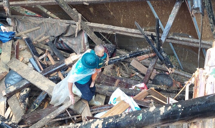 Nh&oacute;i l&ograve;ng những đứa trẻ mồ c&ocirc;i sau b&atilde;o lũ- Ảnh 2.