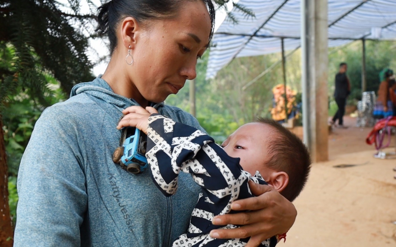 Nh&oacute;i l&ograve;ng những đứa trẻ mồ c&ocirc;i sau b&atilde;o lũ- Ảnh 3.