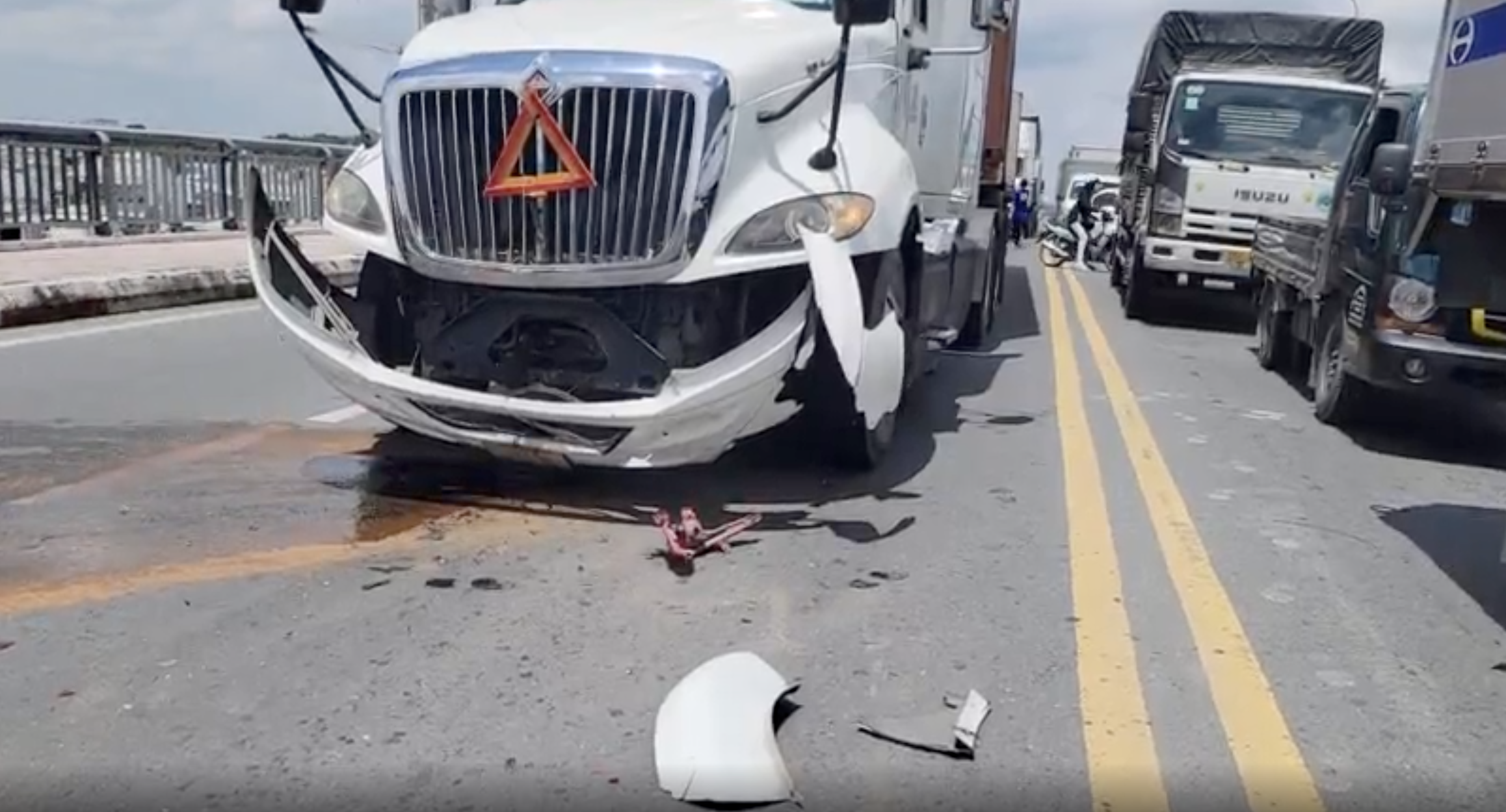 Cần Thơ: Xe container t&ocirc;ng li&ecirc;n ho&agrave;n, h&agrave;ng loạt &ocirc; t&ocirc; ngổn ngang tr&ecirc;n cầu Hưng Lợi- Ảnh 2.