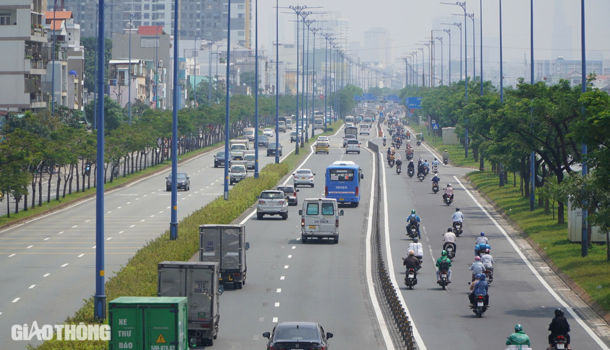Toàn cảnh Đại lộ Võ Văn Kiệt sau 4 tháng thi công xoá bỏ dải phân cách làn xe máy- Ảnh 10. Toàn cảnh Đại lộ Võ Văn Kiệt sau 4 tháng thi công xoá bỏ dải phân cách làn xe máy- Ảnh 10.