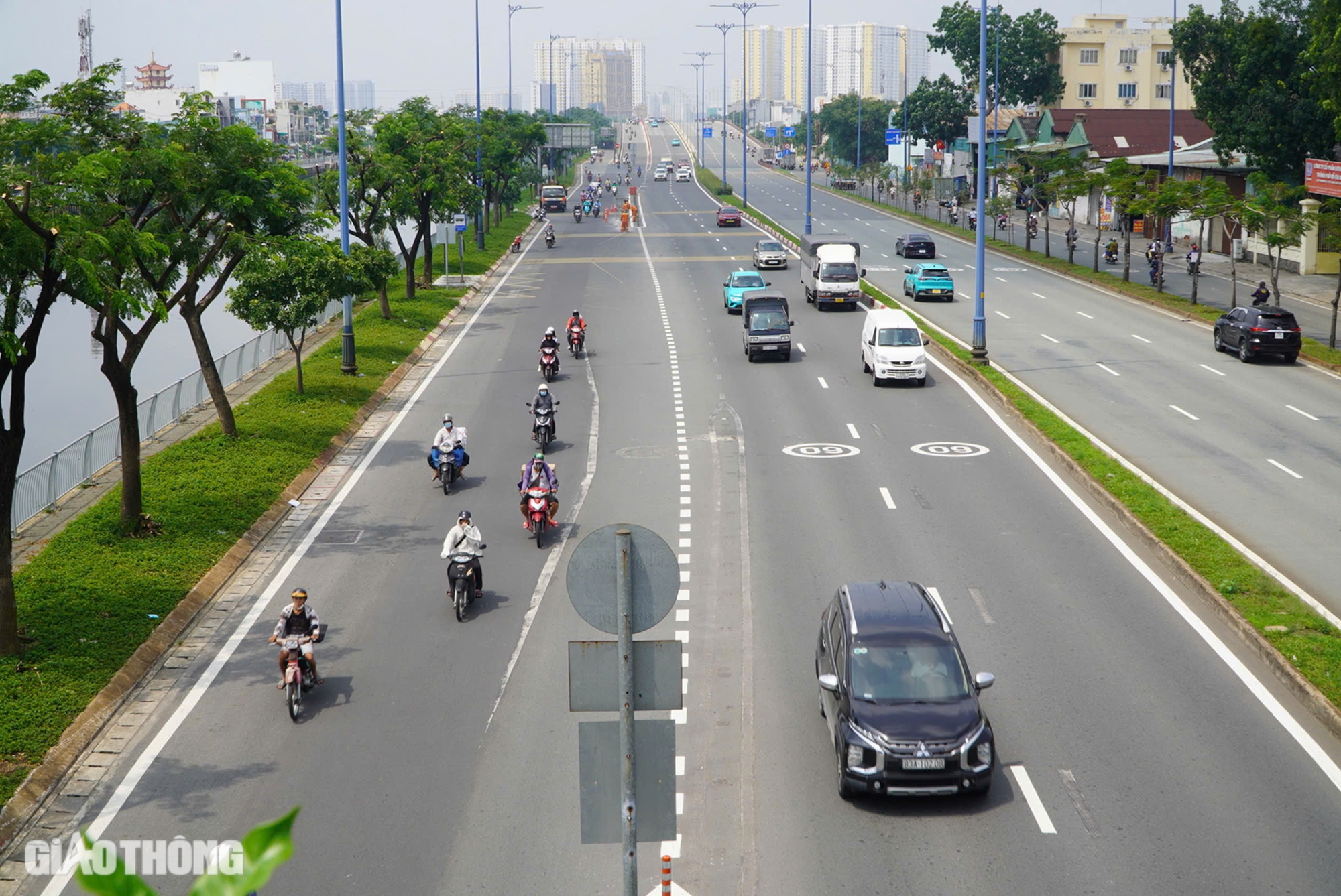 Toàn cảnh Đại lộ Võ Văn Kiệt sau 4 tháng thi công xoá bỏ dải phân cách làn xe máy- Ảnh 3. Toàn cảnh Đại lộ Võ Văn Kiệt sau 4 tháng thi công xoá bỏ dải phân cách làn xe máy- Ảnh 3.