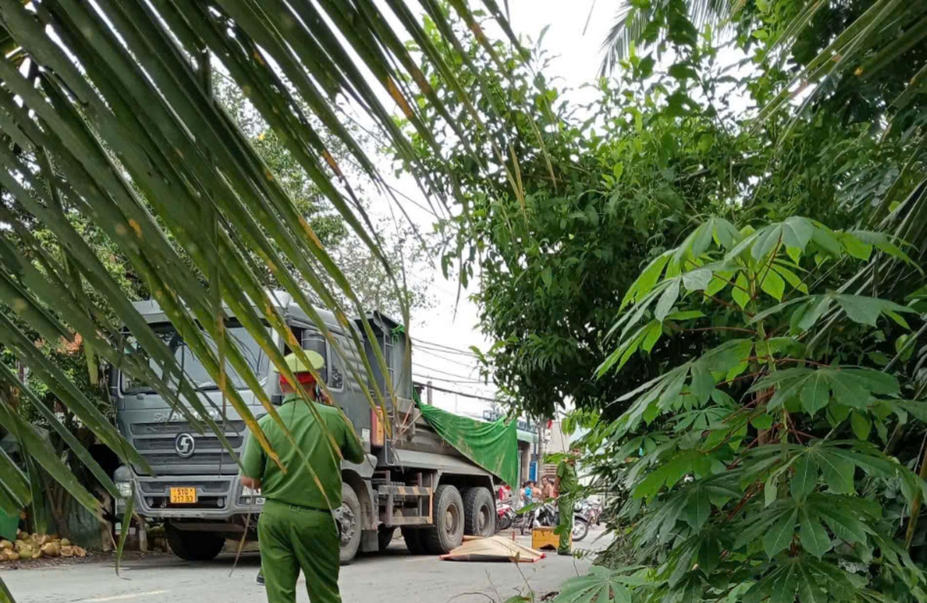 Va chạm với xe ben, người phụ nữ tử vong tr&ecirc;n đường đi l&agrave;m- Ảnh 1.