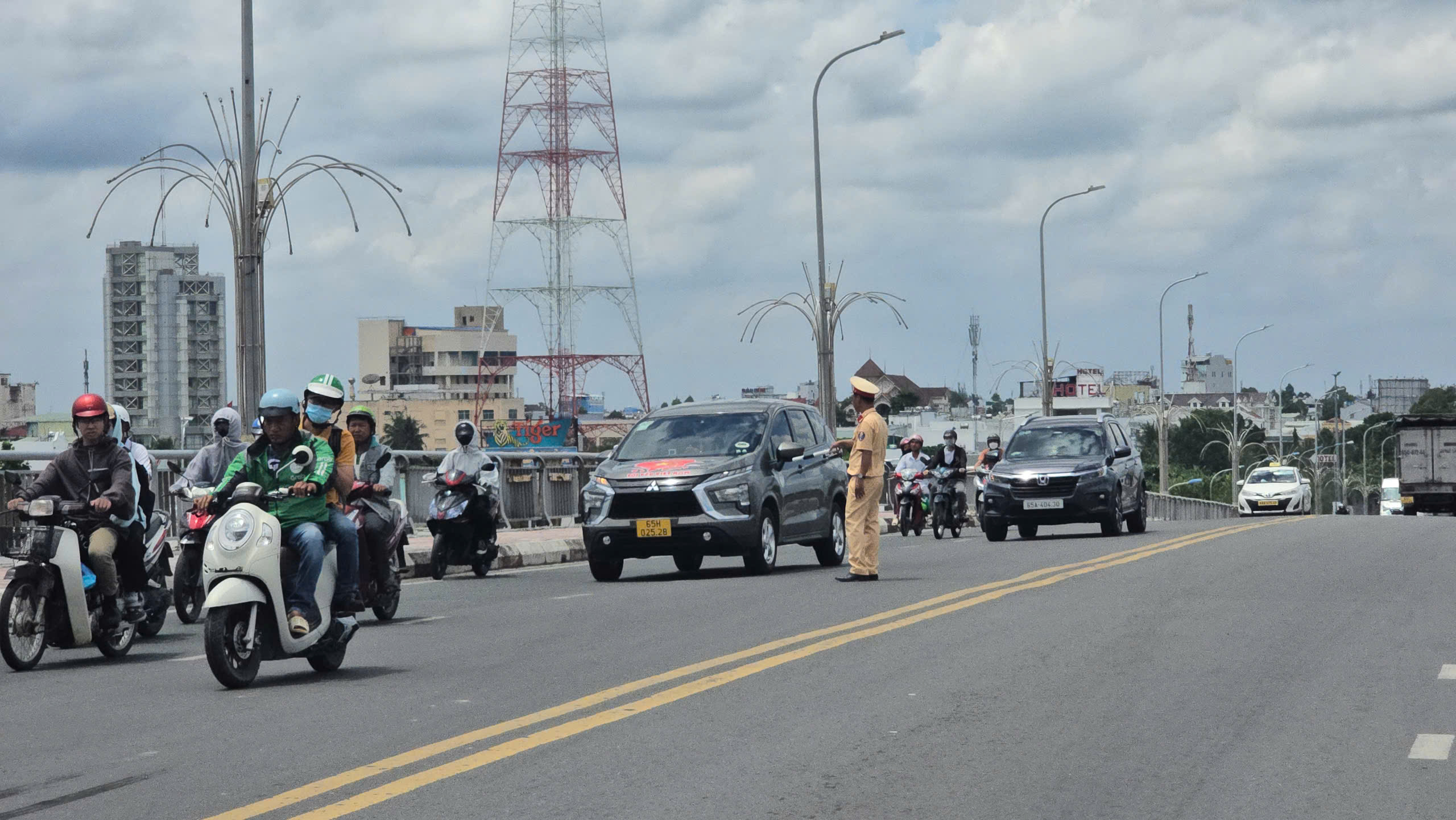 Cần Thơ: Xe container t&ocirc;ng li&ecirc;n ho&agrave;n, h&agrave;ng loạt &ocirc; t&ocirc; ngổn ngang tr&ecirc;n cầu Hưng Lợi- Ảnh 5.