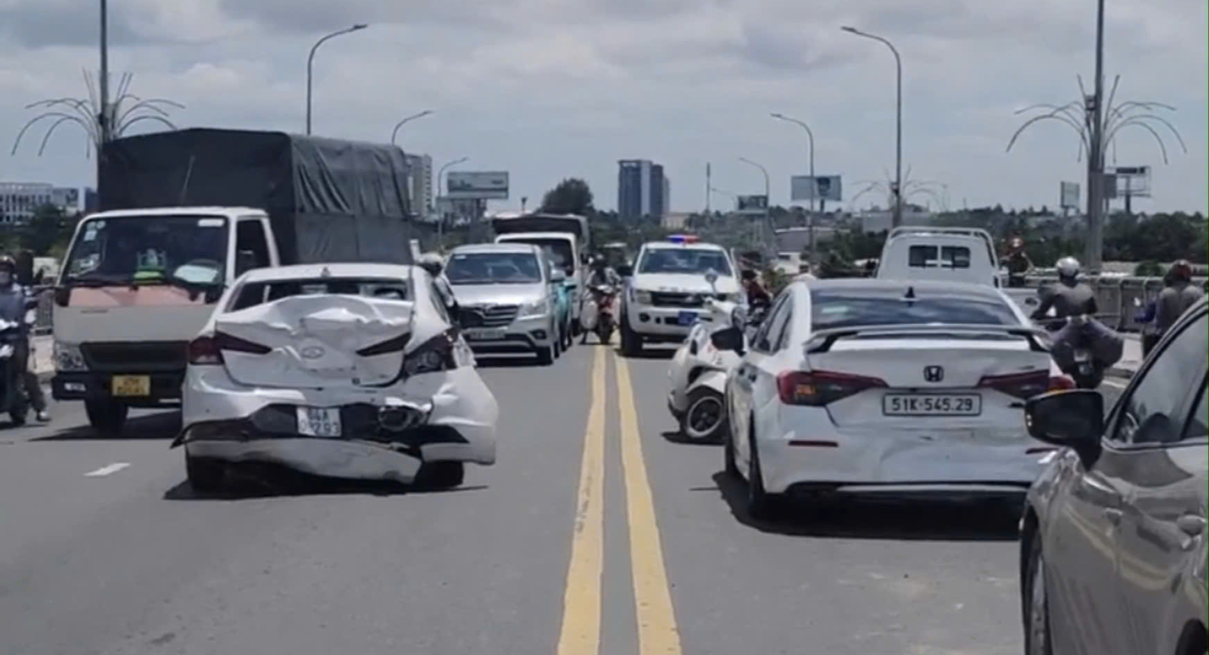 Cần Thơ: Xe container t&ocirc;ng li&ecirc;n ho&agrave;n, h&agrave;ng loạt &ocirc; t&ocirc; ngổn ngang tr&ecirc;n cầu Hưng Lợi- Ảnh 1.