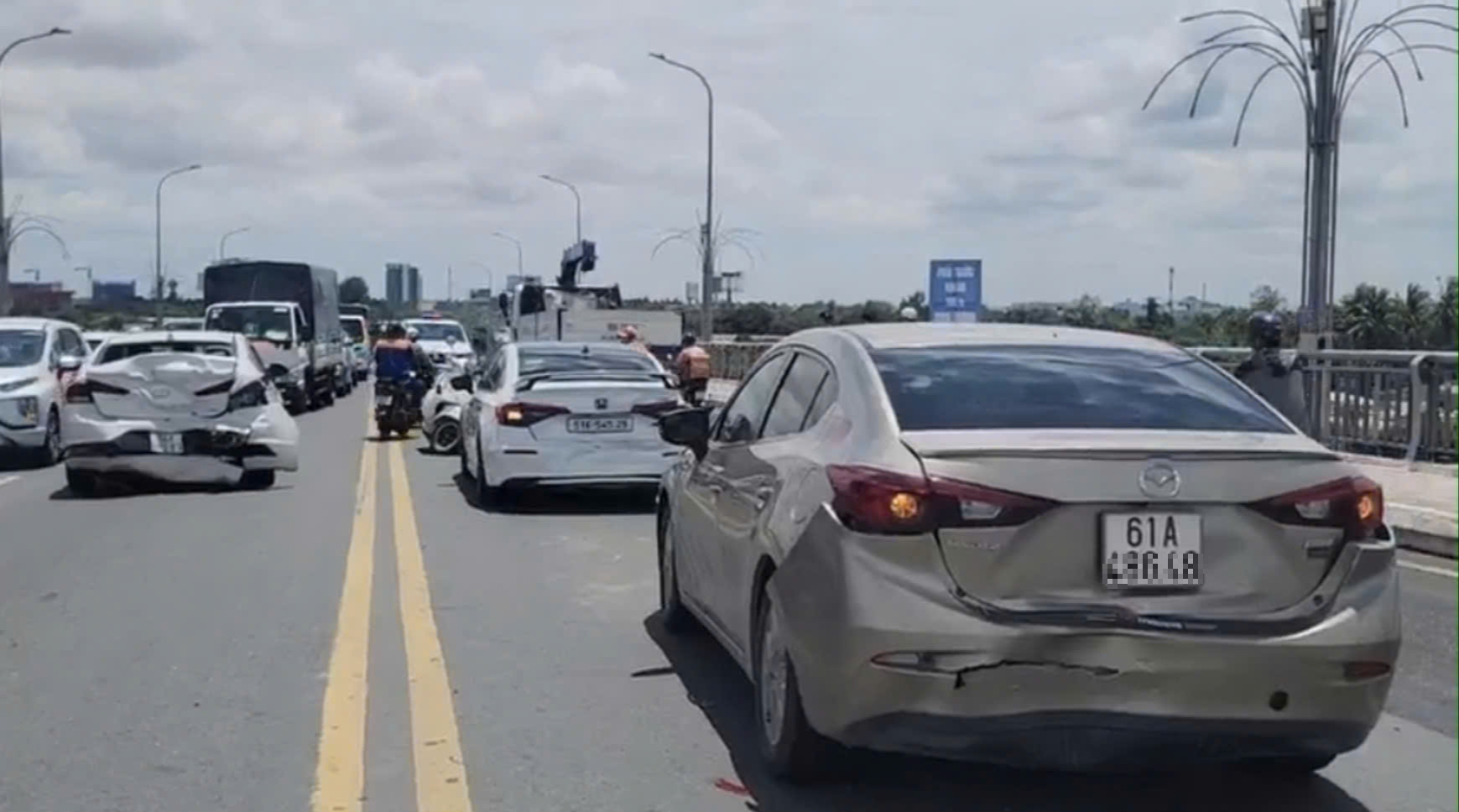 Cần Thơ: Xe container t&ocirc;ng li&ecirc;n ho&agrave;n, h&agrave;ng loạt &ocirc; t&ocirc; ngổn ngang tr&ecirc;n cầu Hưng Lợi- Ảnh 4.