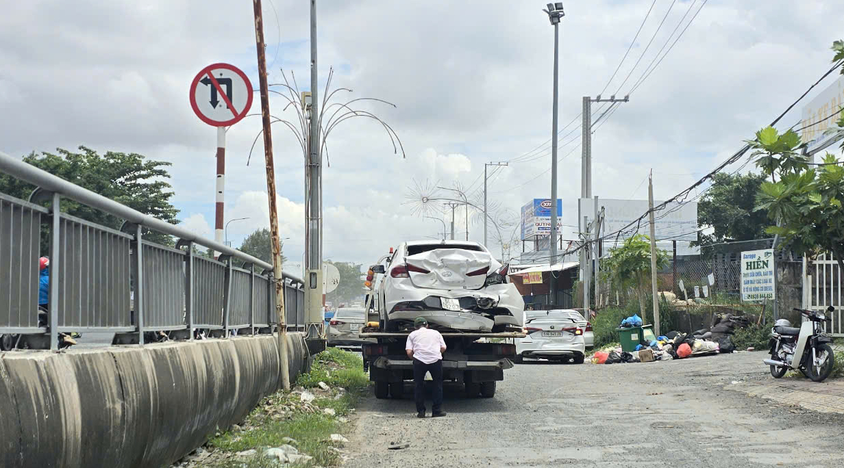 Cần Thơ: Xe container t&ocirc;ng li&ecirc;n ho&agrave;n, h&agrave;ng loạt &ocirc; t&ocirc; ngổn ngang tr&ecirc;n cầu Hưng Lợi- Ảnh 6.
