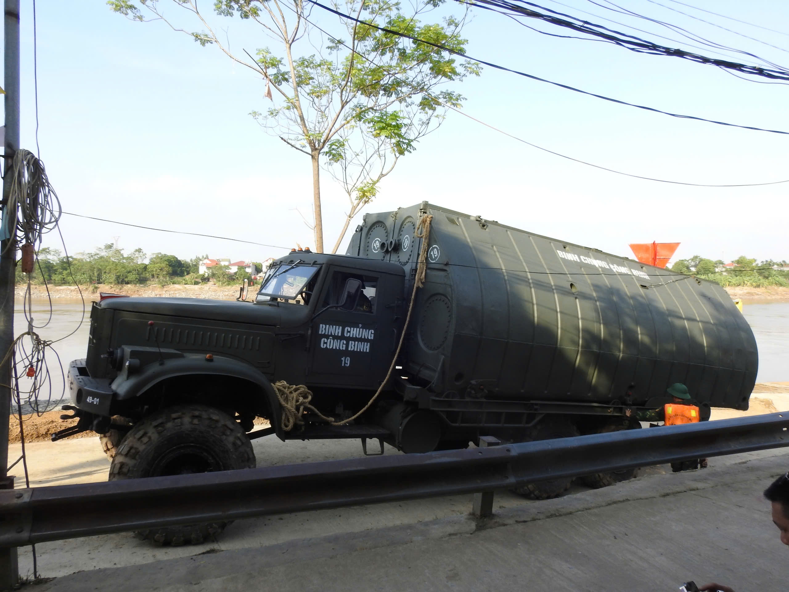 Hạ thủy 26 đốt khơi, sáng mai lắp đặt cầu phao nơi cầu Phong Châu bị sập- Ảnh 3. Hạ thủy 26 đốt khơi, sáng mai lắp đặt cầu phao nơi cầu Phong Châu bị sập- Ảnh 3.