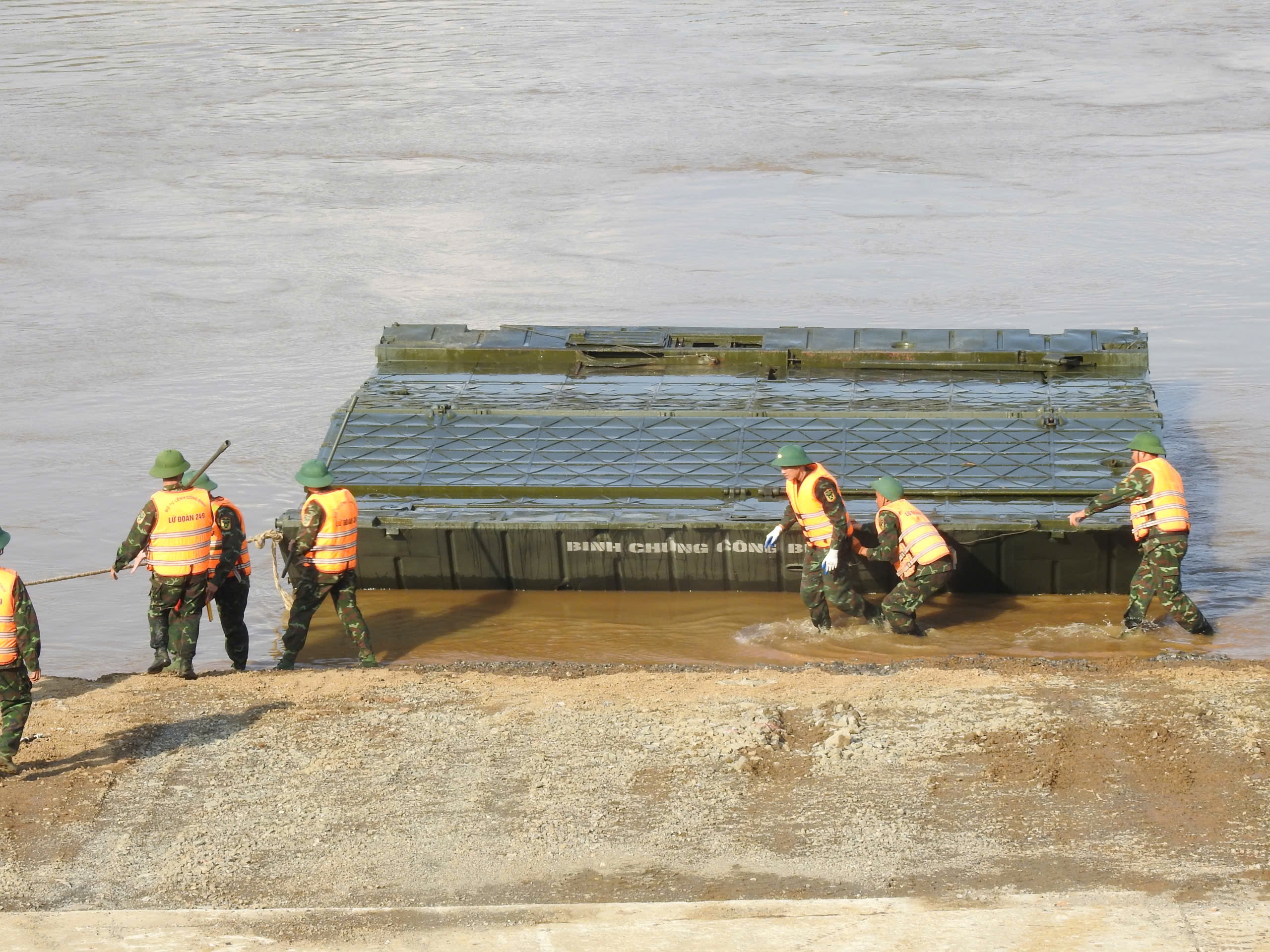 Hạ thủy 26 đốt khơi, sáng mai lắp đặt cầu phao nơi cầu Phong Châu bị sập- Ảnh 5. Hạ thủy 26 đốt khơi, sáng mai lắp đặt cầu phao nơi cầu Phong Châu bị sập- Ảnh 5.