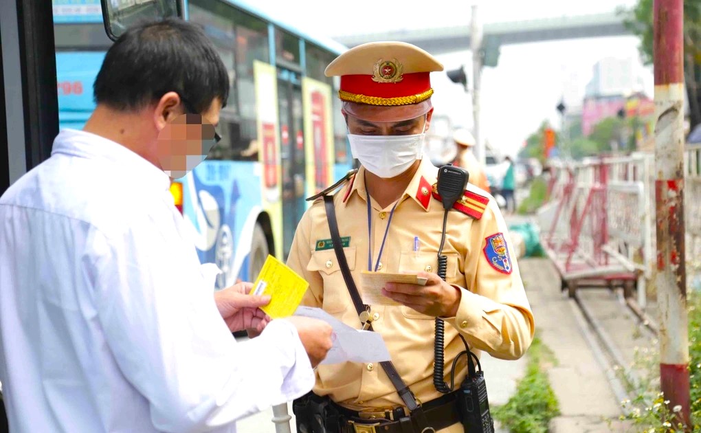 Bị tước GPLX t&iacute;ch hợp c&oacute; được tiếp tục điều khiển xe?- Ảnh 1.