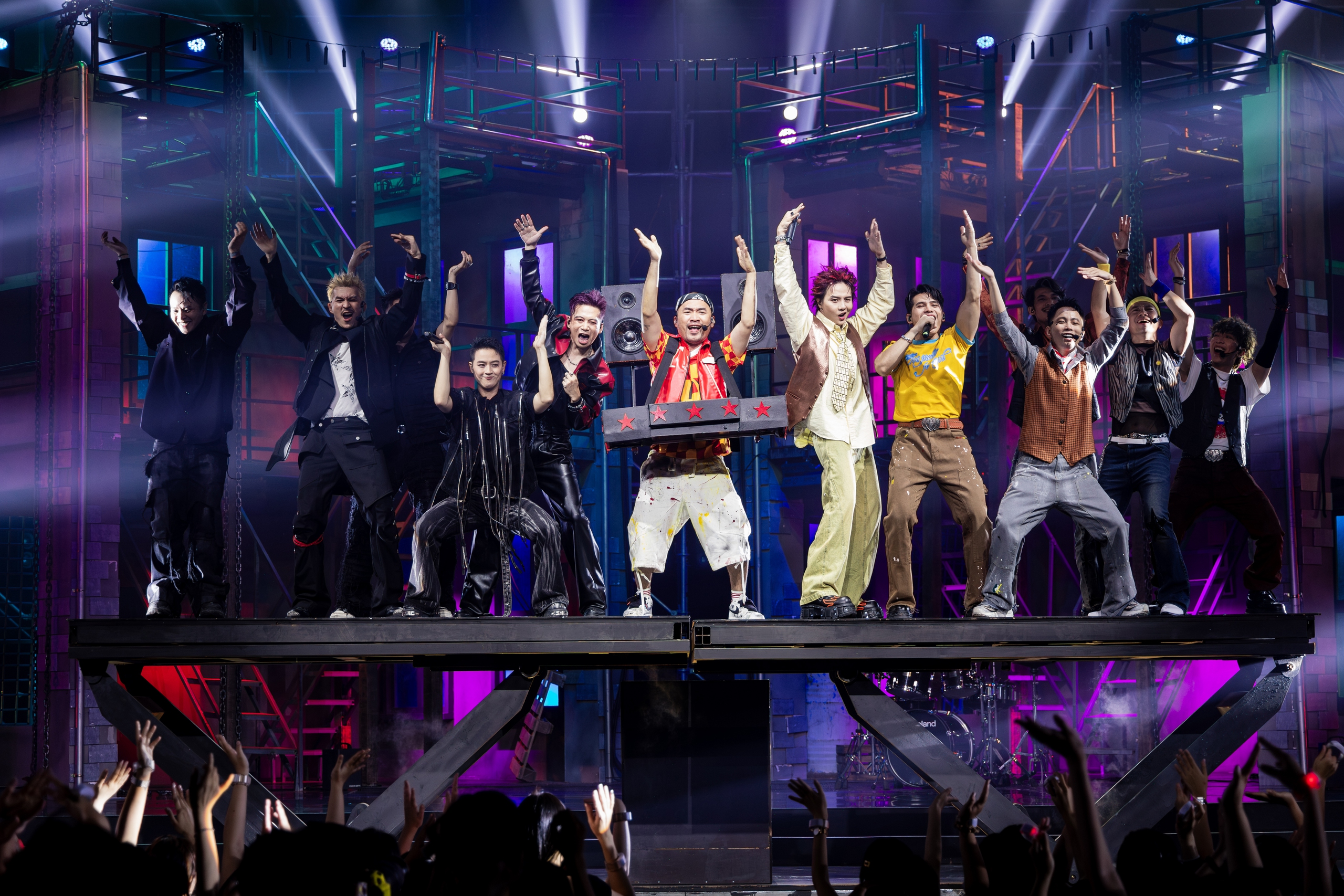 Cường Seven c&atilde;i Tuấn Hưng v&agrave; Bằng Kiều, anh t&agrave;i Trương Thế Vinh th&iacute;ch diễn với d&acirc;y tr&oacute;i- Ảnh 1.