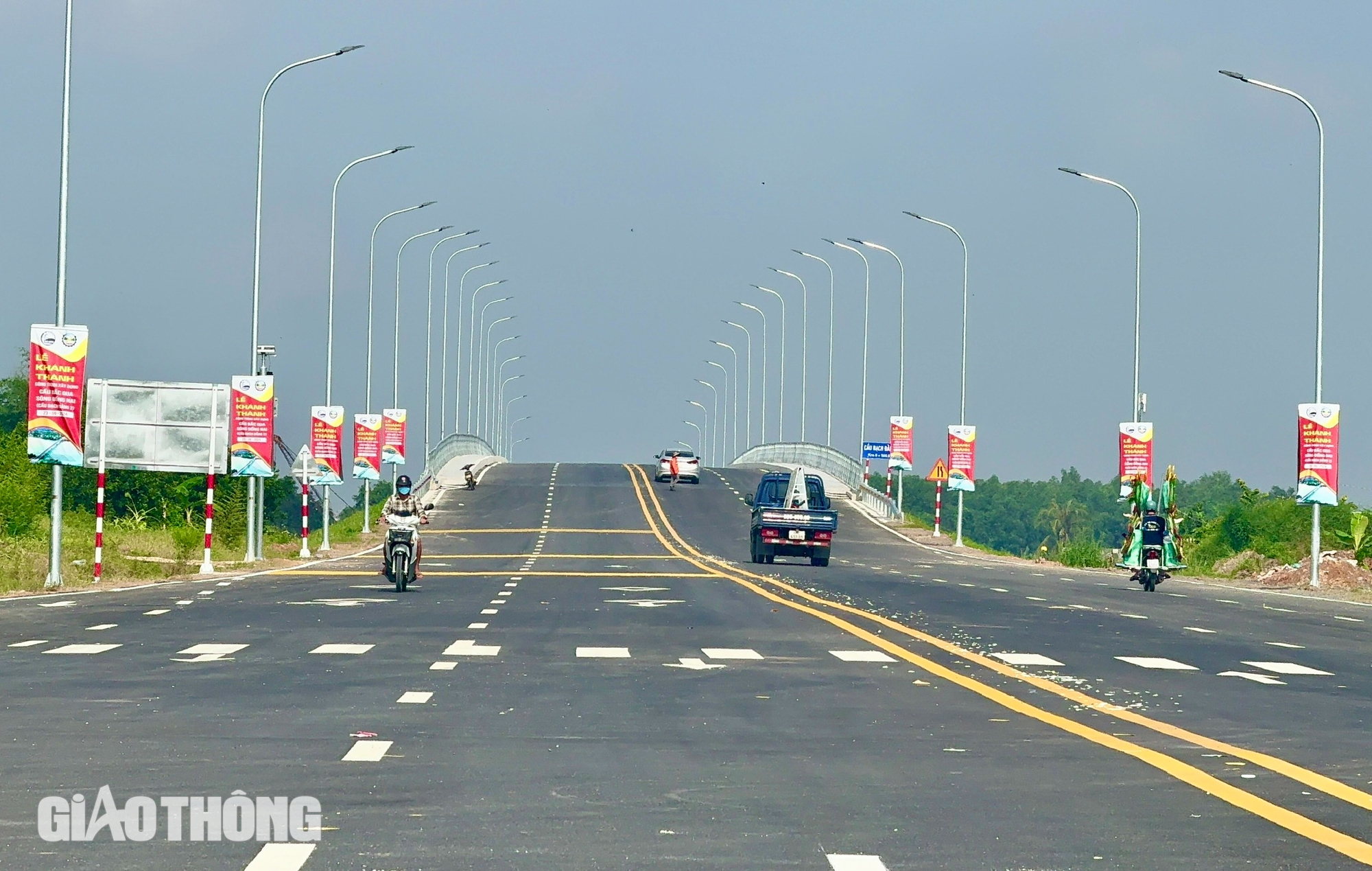 Cầu Bạch Đằng 2 đã thông xe, vì sao vẫn còn công nhân thi công?- Ảnh 9. Cầu Bạch Đằng 2 đã thông xe, vì sao vẫn còn công nhân thi công?- Ảnh 9.